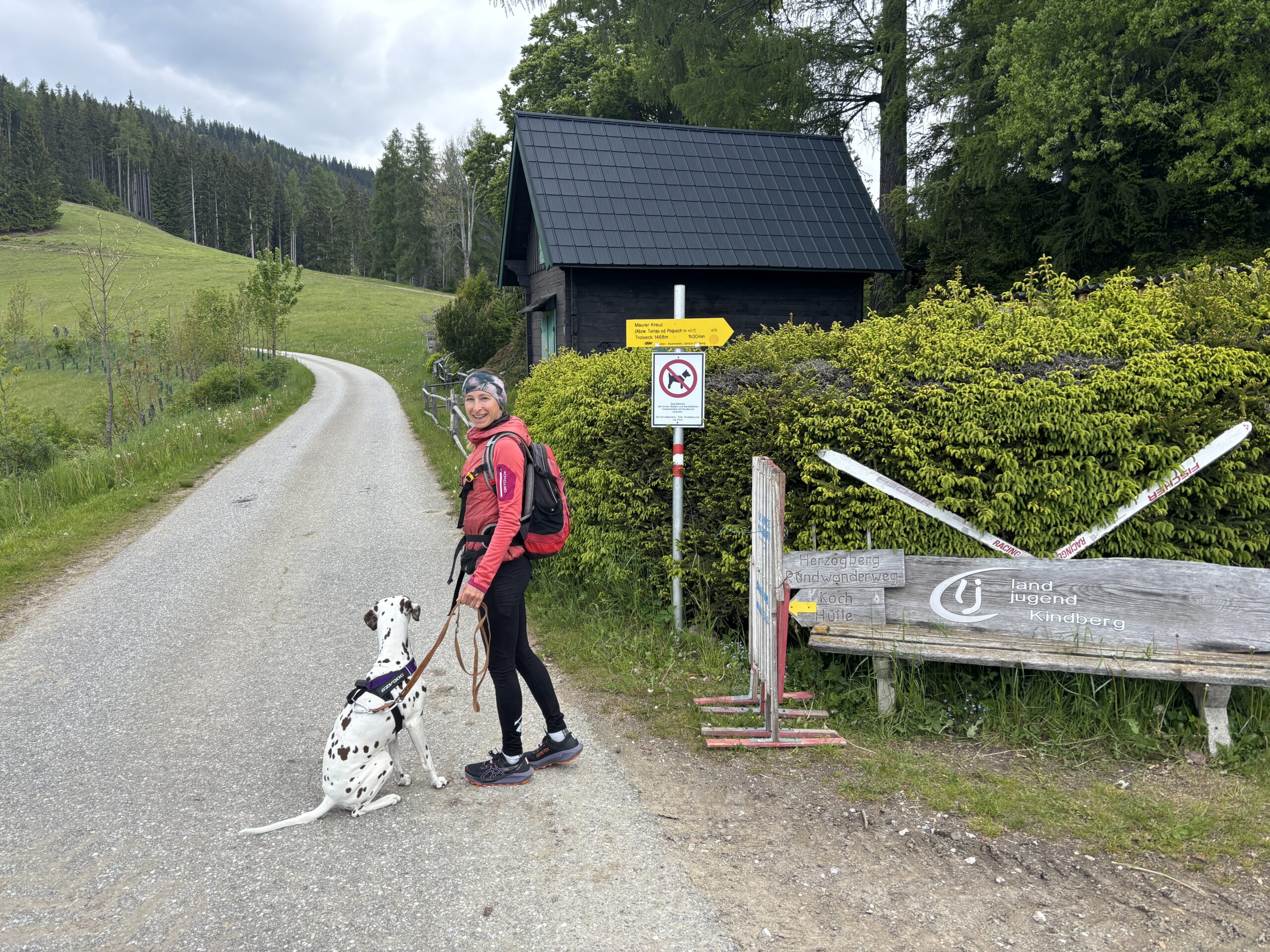 Frau mit Hund beim Wandern auf das Troiseck; Wanderweg