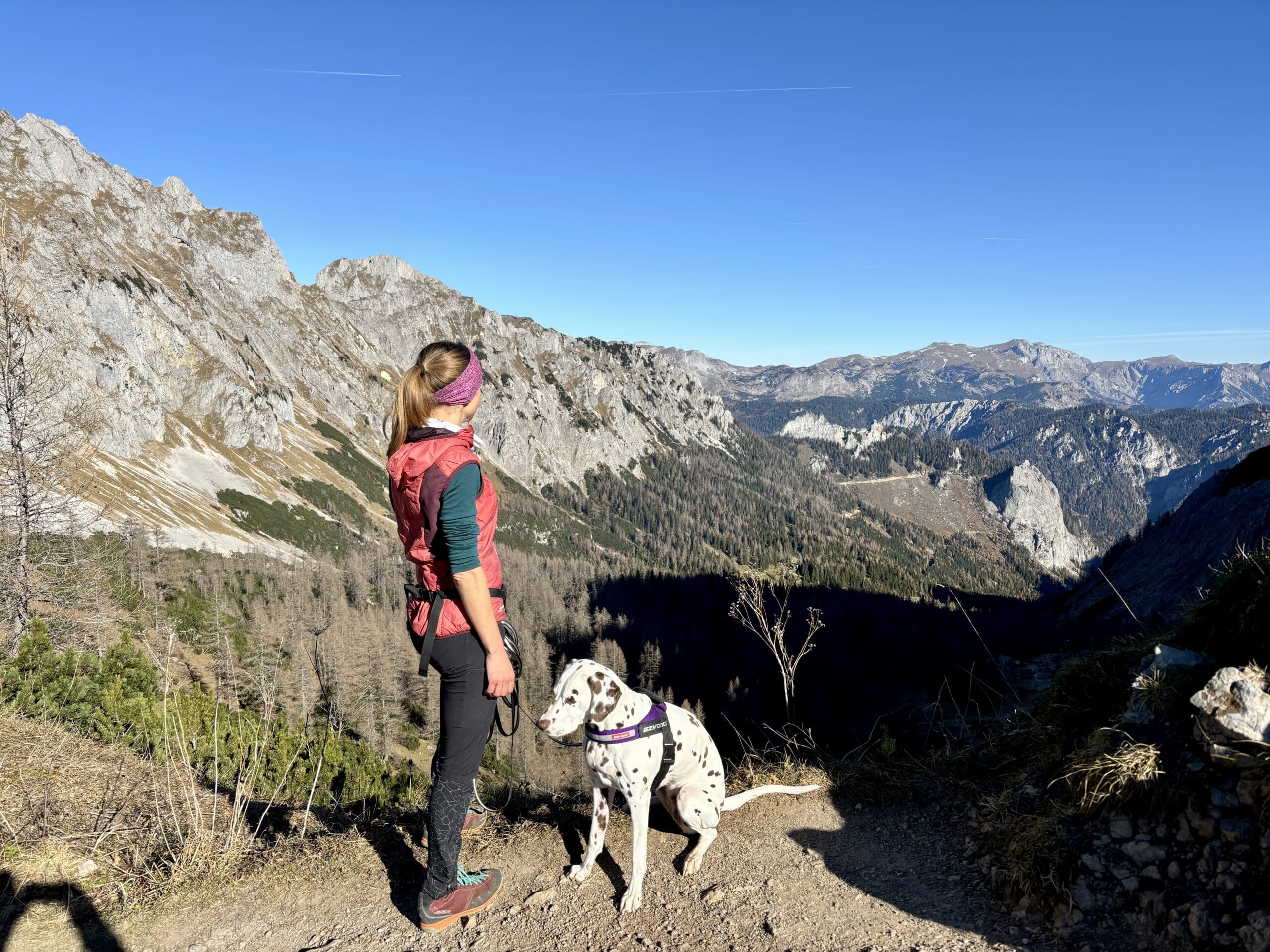 Frau mit Hund am Berg