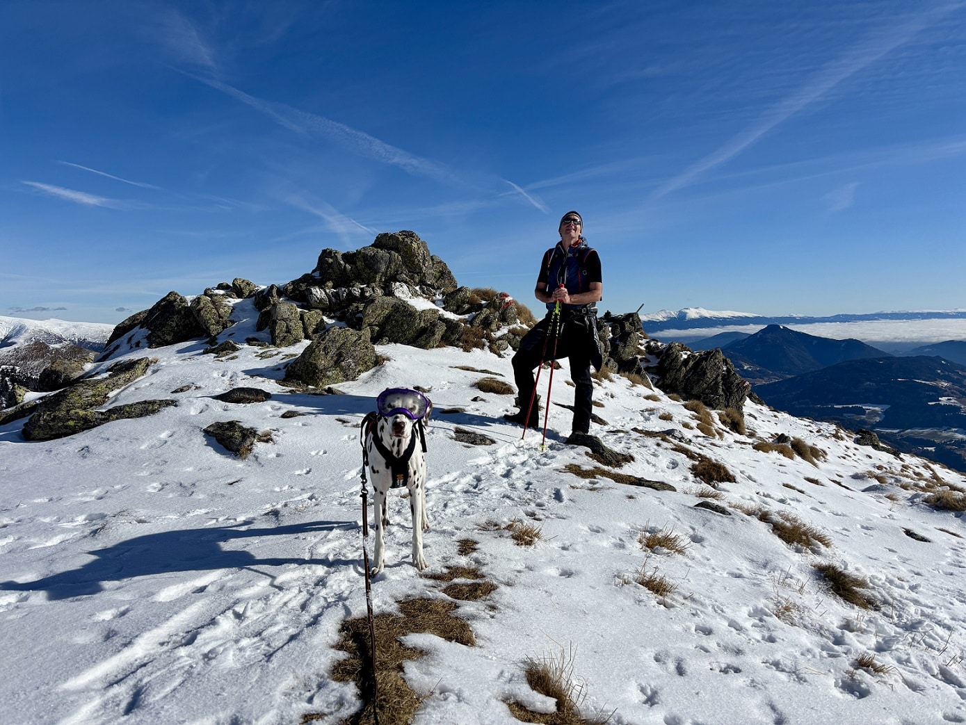 Hund und Mann am Berg, Winterwanderung