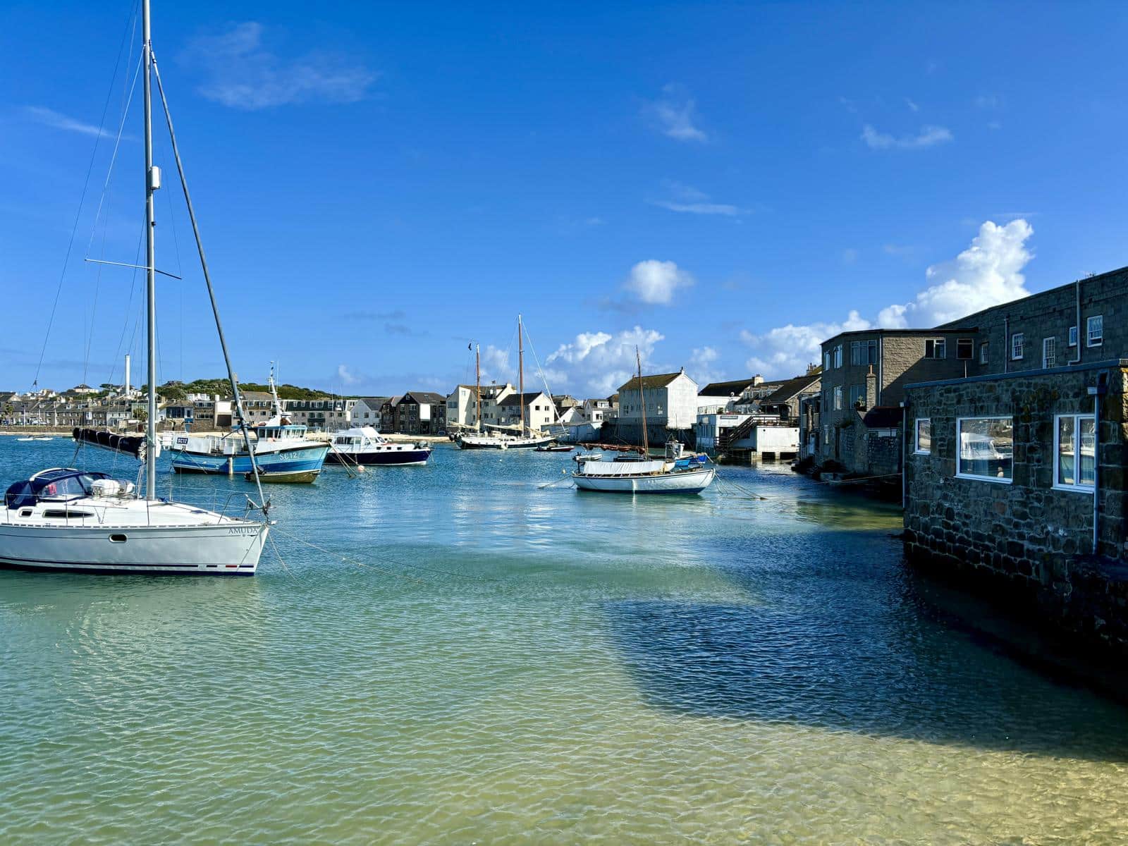 Fischerdorf mit Booten im Meer