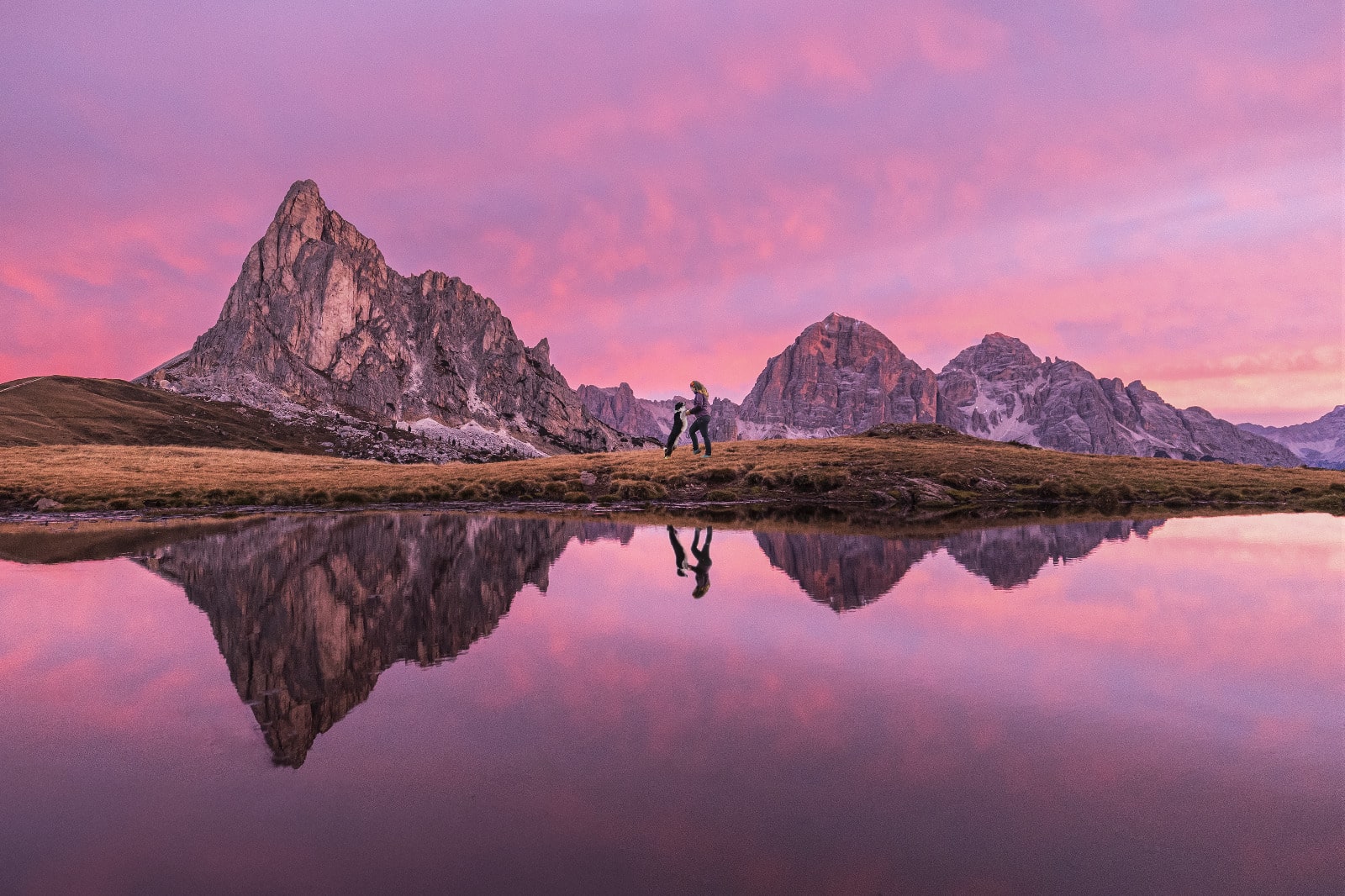 Berge spiegeln sich in einem Bergsee, Sonnenuntergangsstimmung