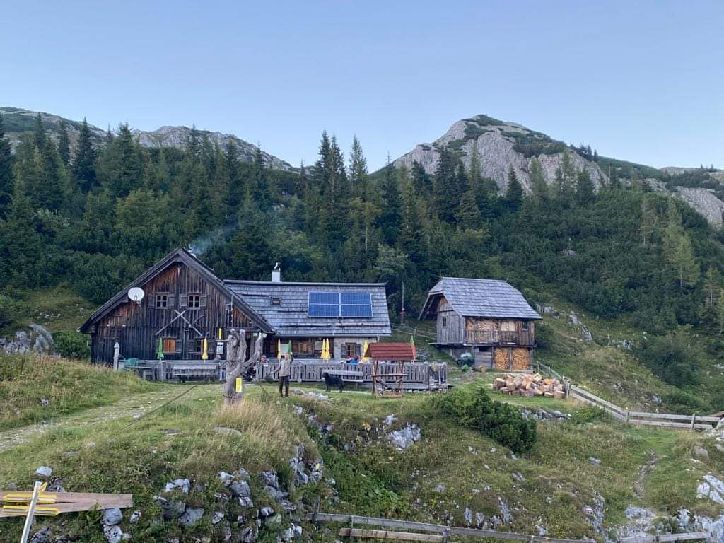 Urige Almhütte umrahmt von Bergen
