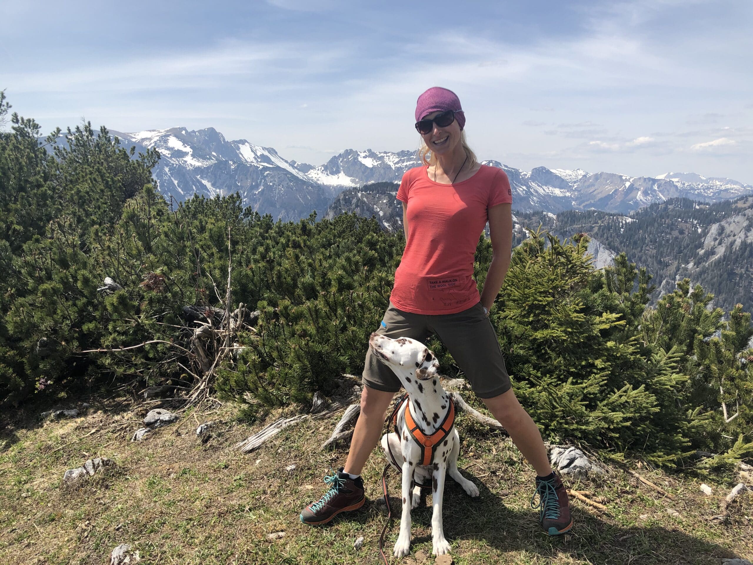 Frau mit Hund in den Bergen