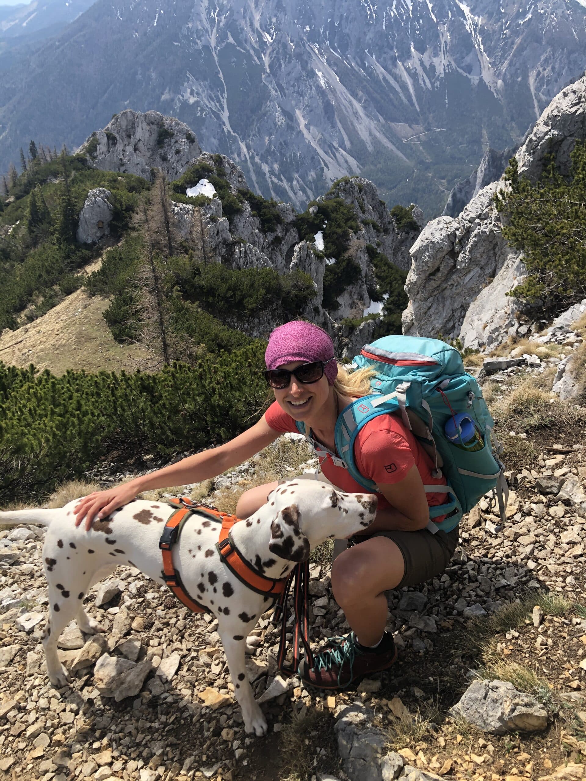 Frau mit Hund auf steilem Wanderweg