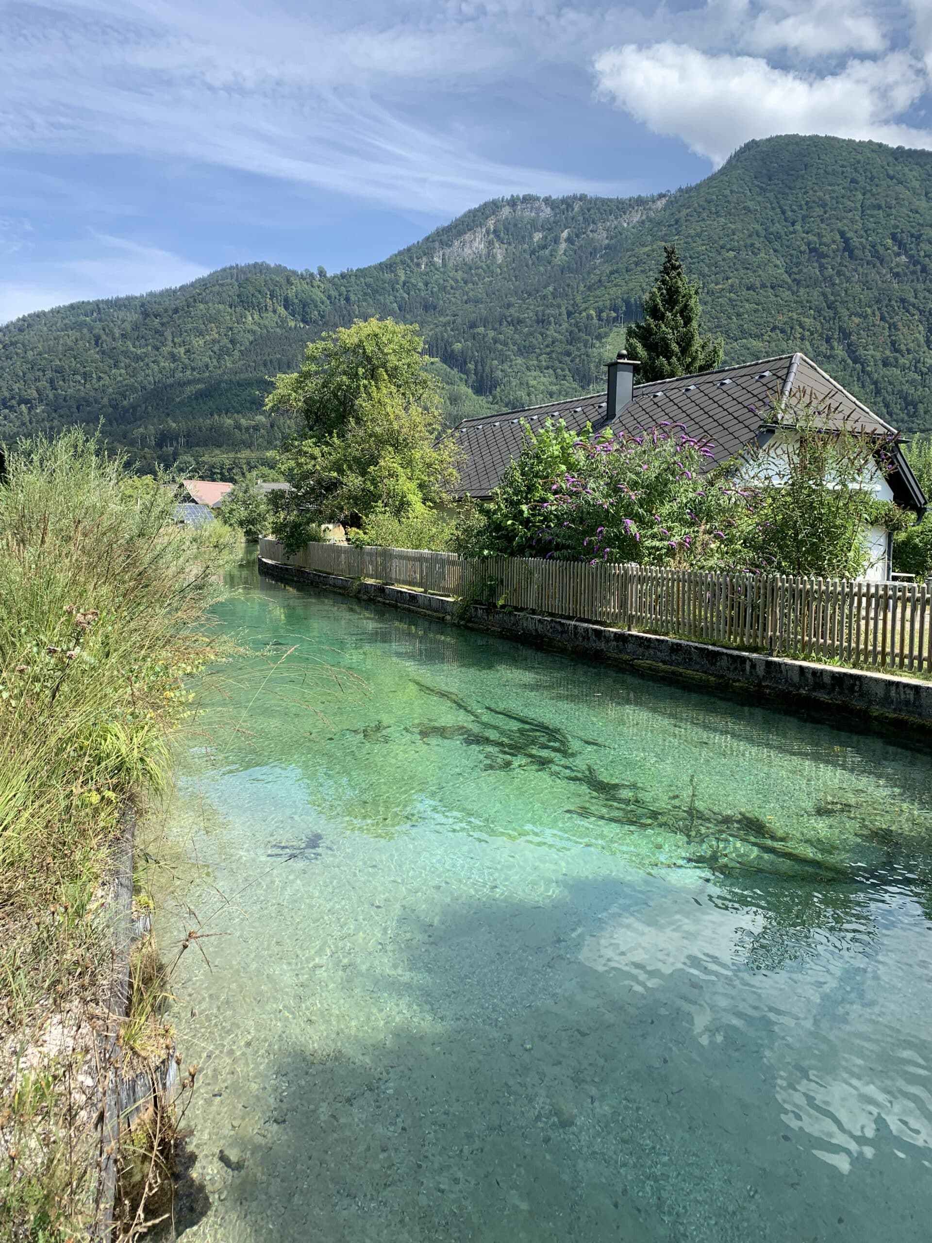 Smaragdgrüner Fluss schlängelt sich durch Ort