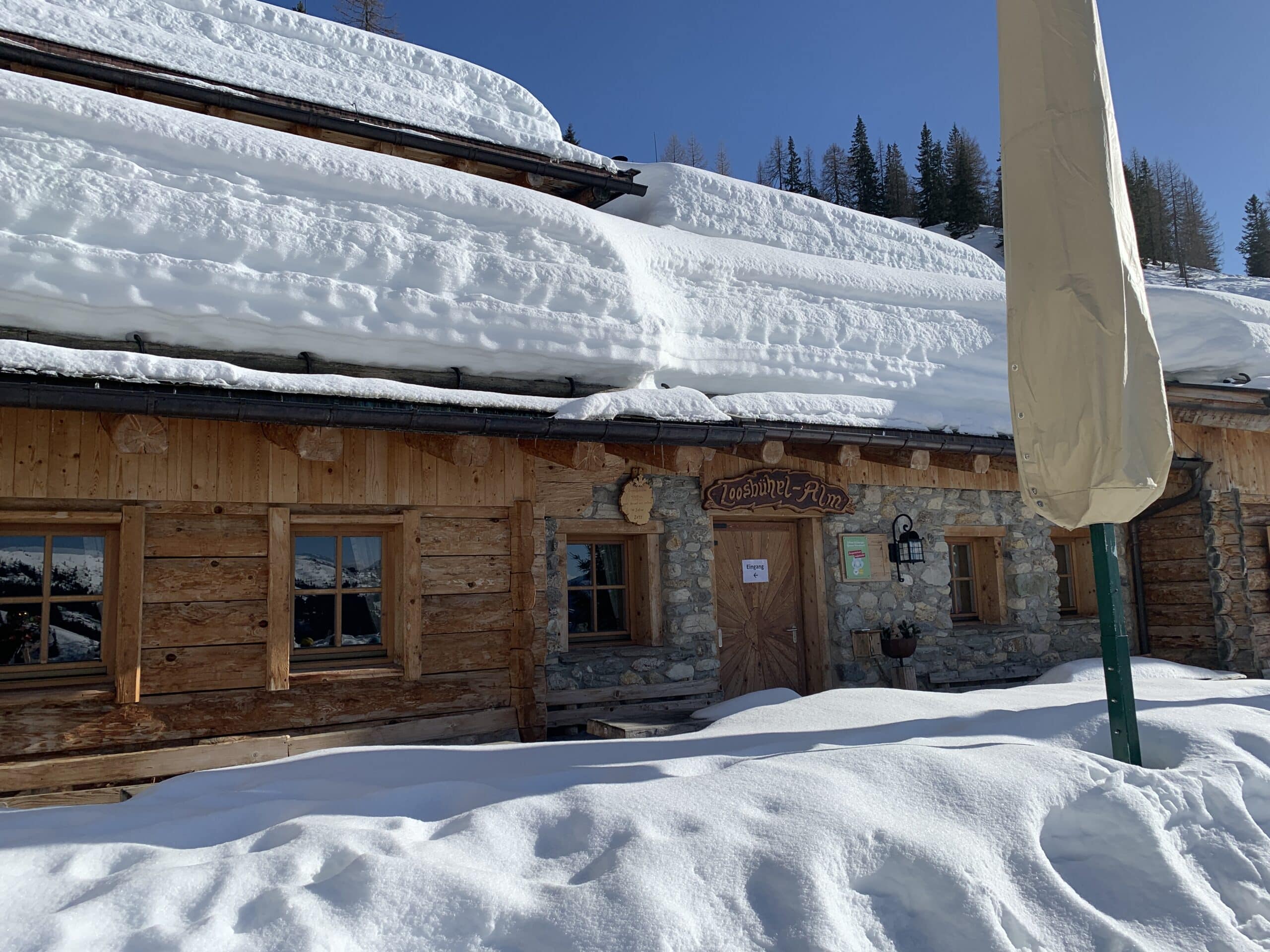 Verschneite Almhütte