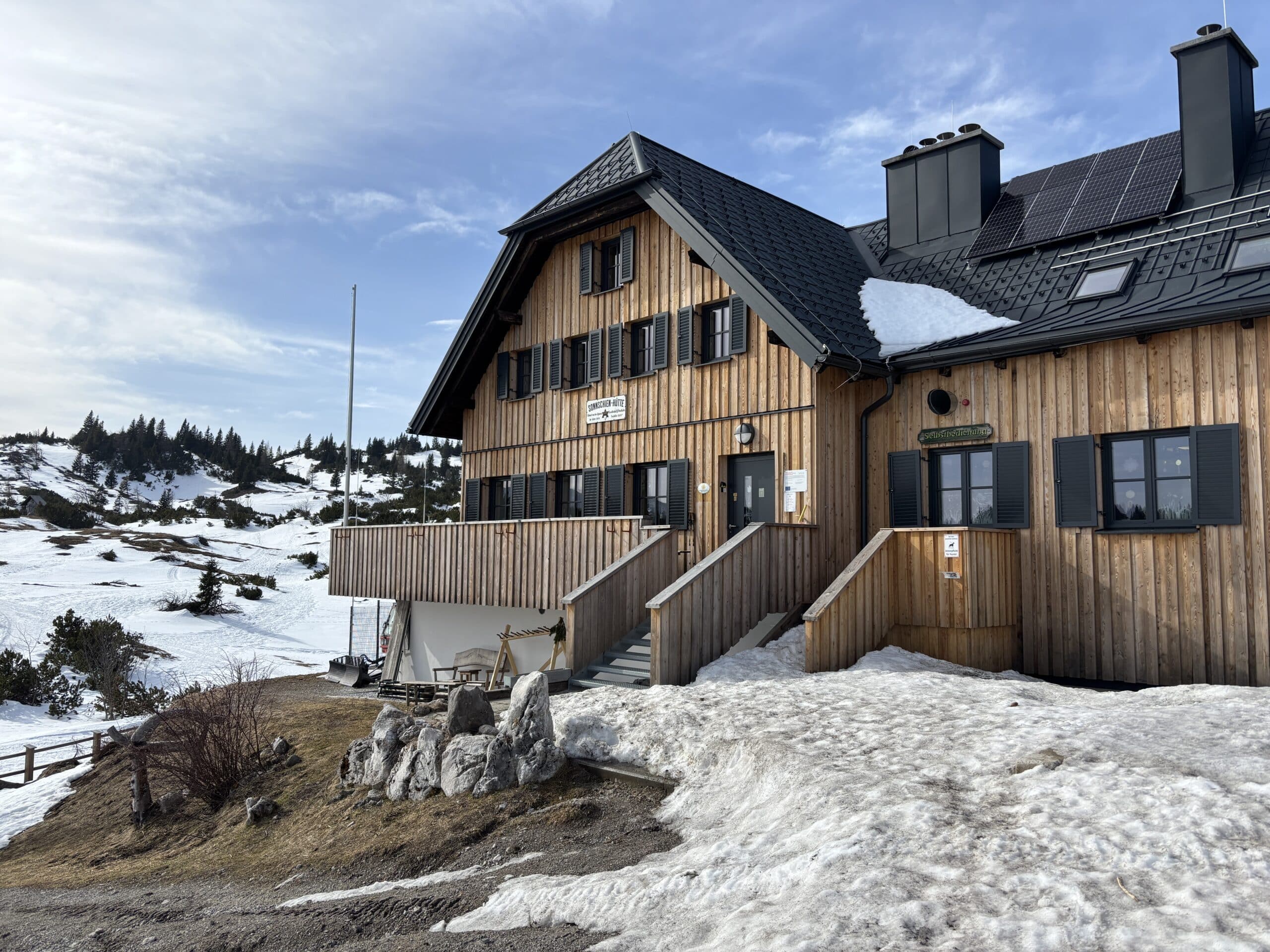 Almhütte im Winter mit Schnee