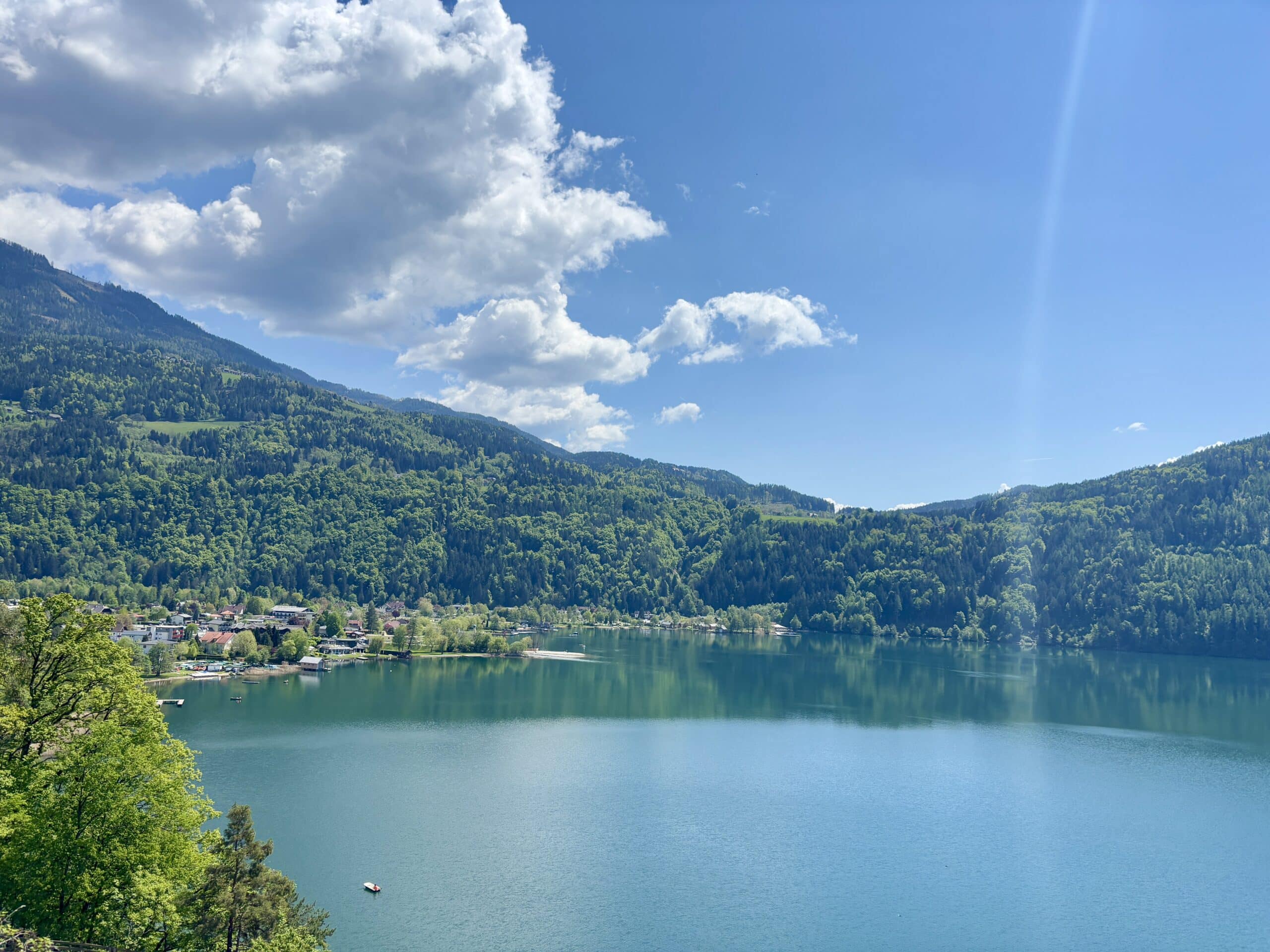 Döbriach am Millstätter See, See, Ort, blauer Himmel, Wald