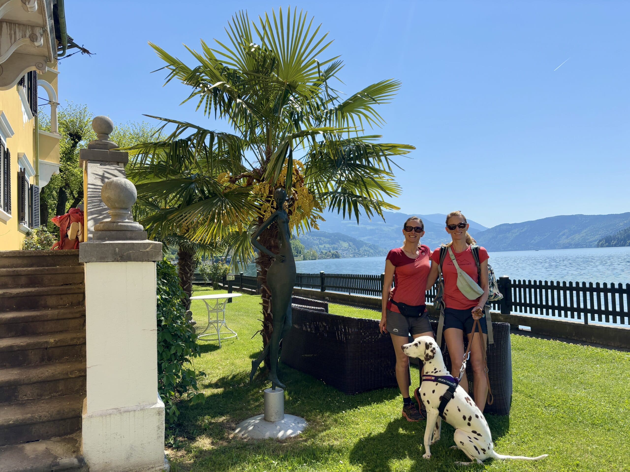 Zwei Frauen mit Dalmatiner-Hund am Seeufer, Palme, See-Villa, Millstatt