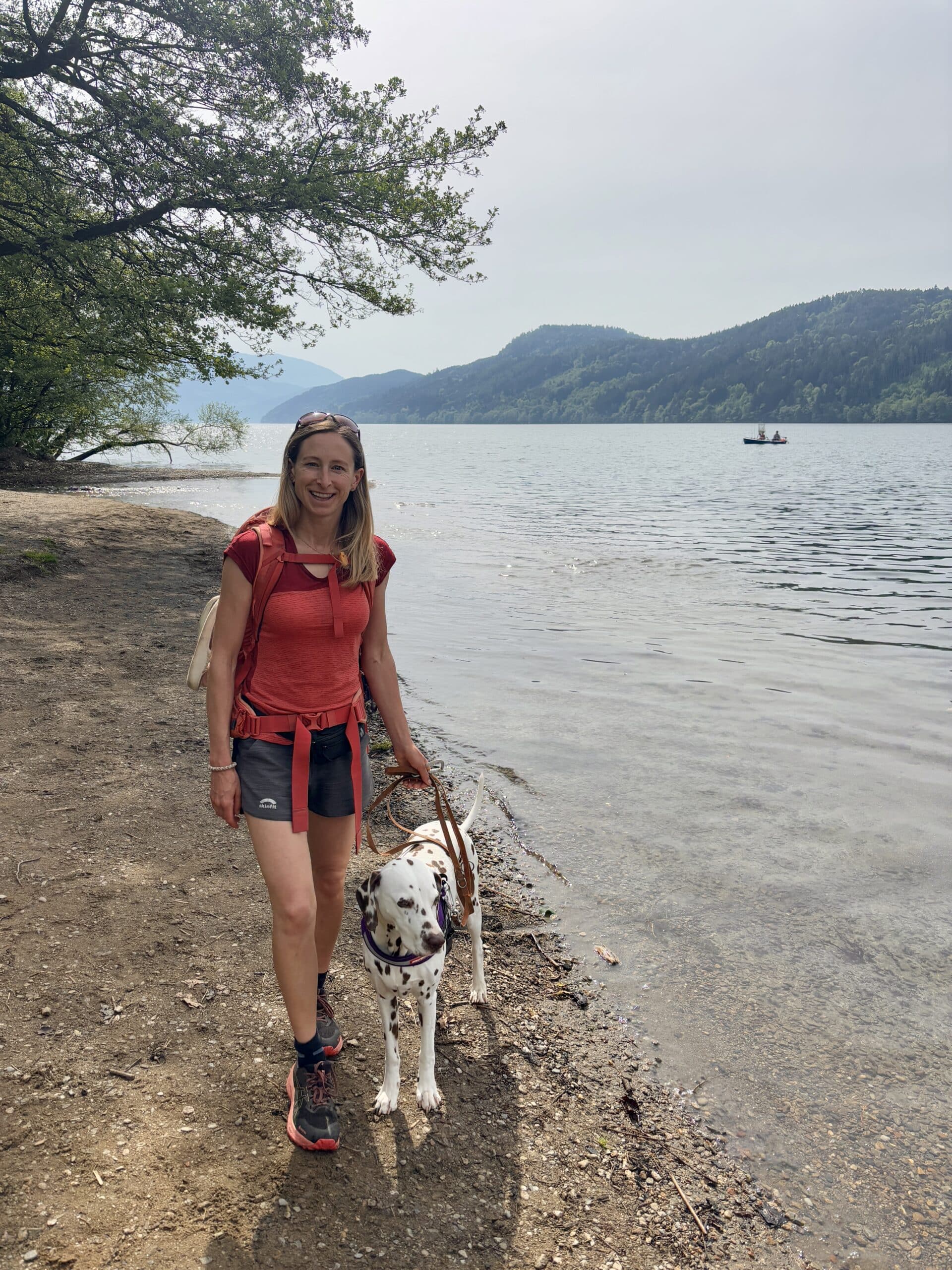 Frau mit Dalmatiner-Hund am Seeufer; Lauberpark Seeboden