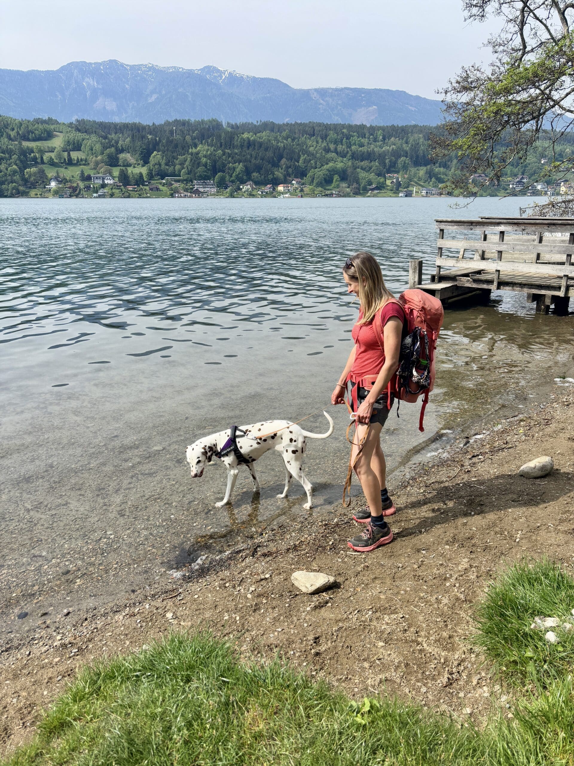 Frau mit Dalmatiner-Hund am Seeufer; Lauberpark Seeboden