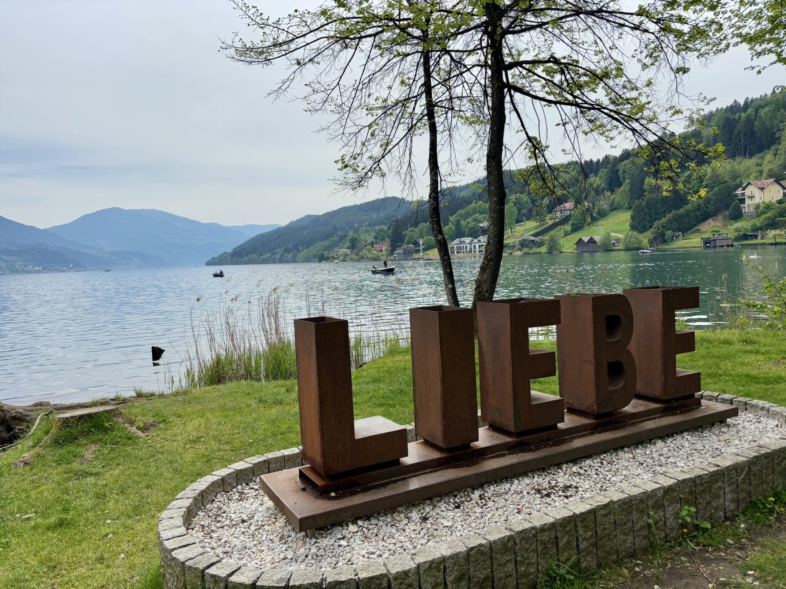 LIEBE Schriftzug im Klinger Park in Seeboden am Millstätter See