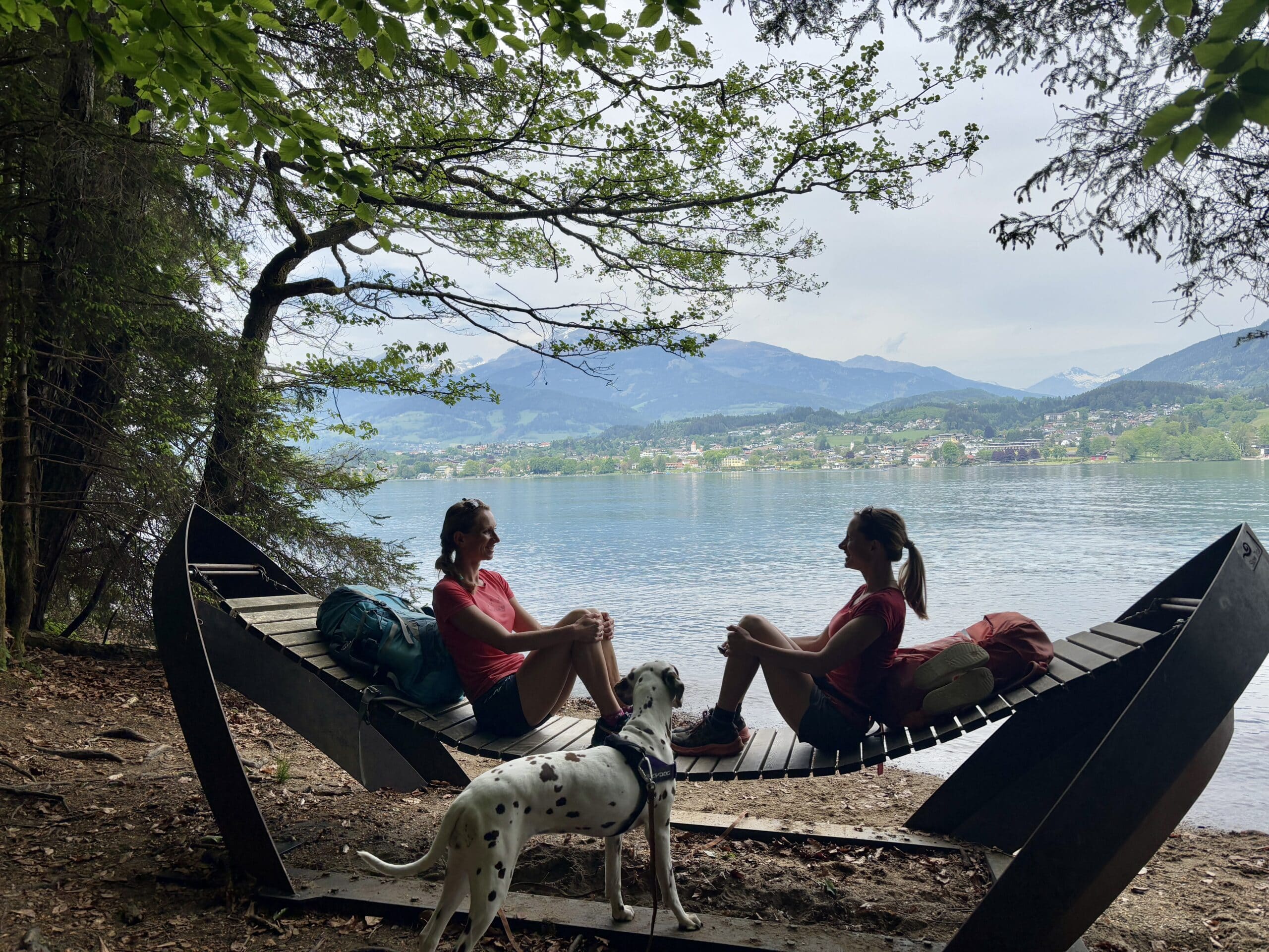Slow Trail Millstätter See, Holzhängematte, 2 Frauen und 1 Hund