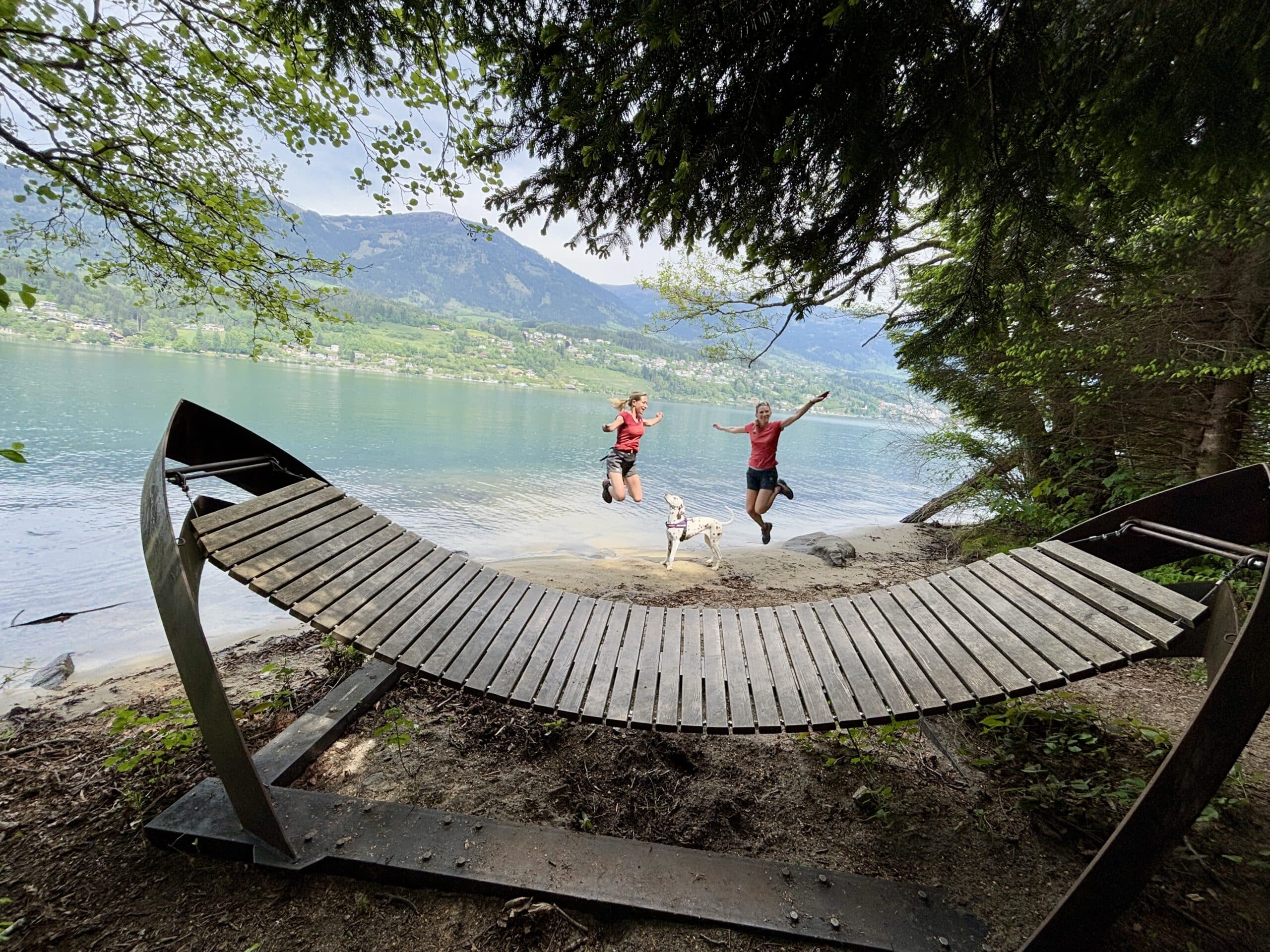 Holzhängematte, See, 2 Frauen springen, See, Slow Trail Südufer