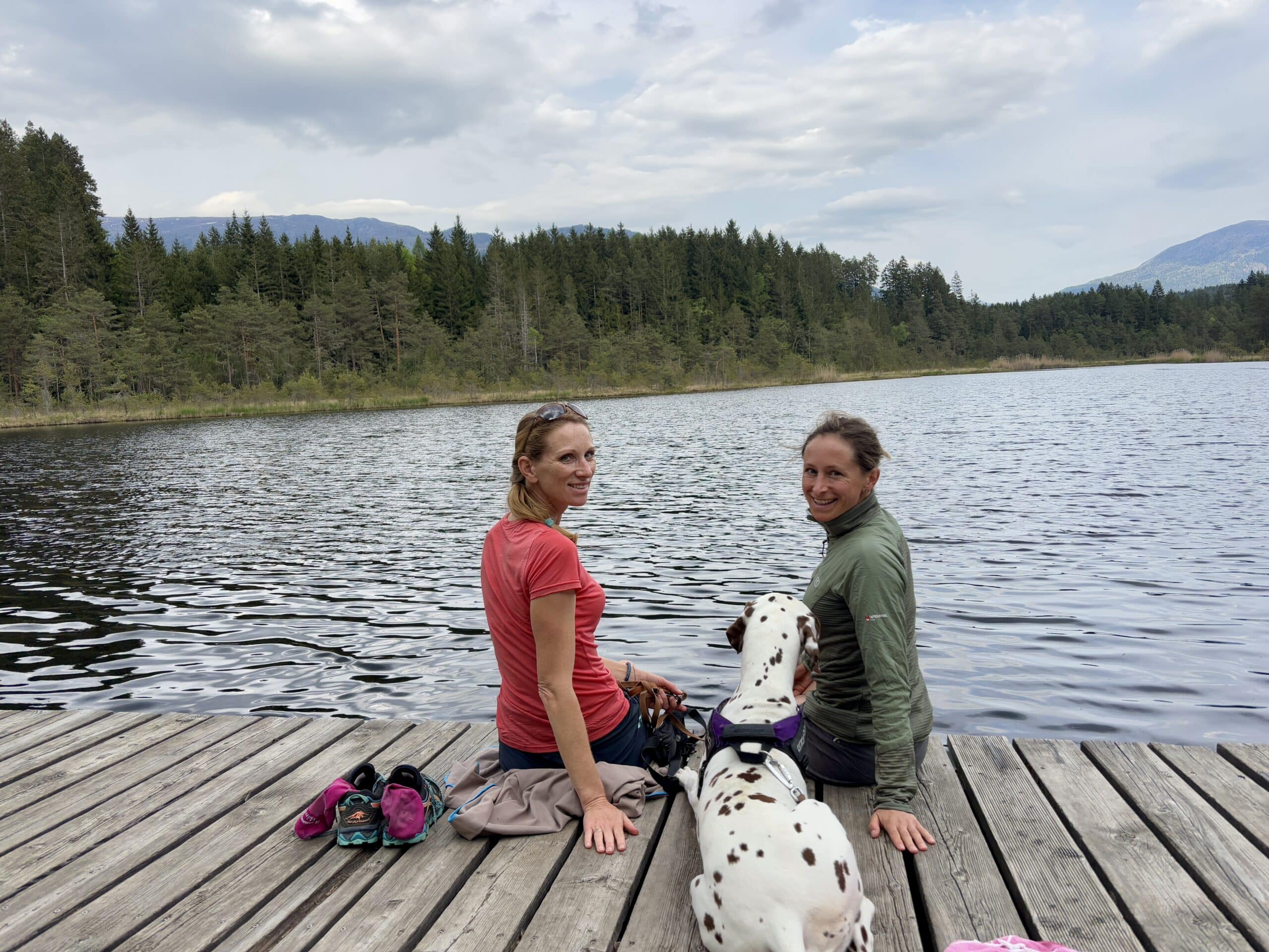 Zwei Frau sitzen mit Hund am Egelsee