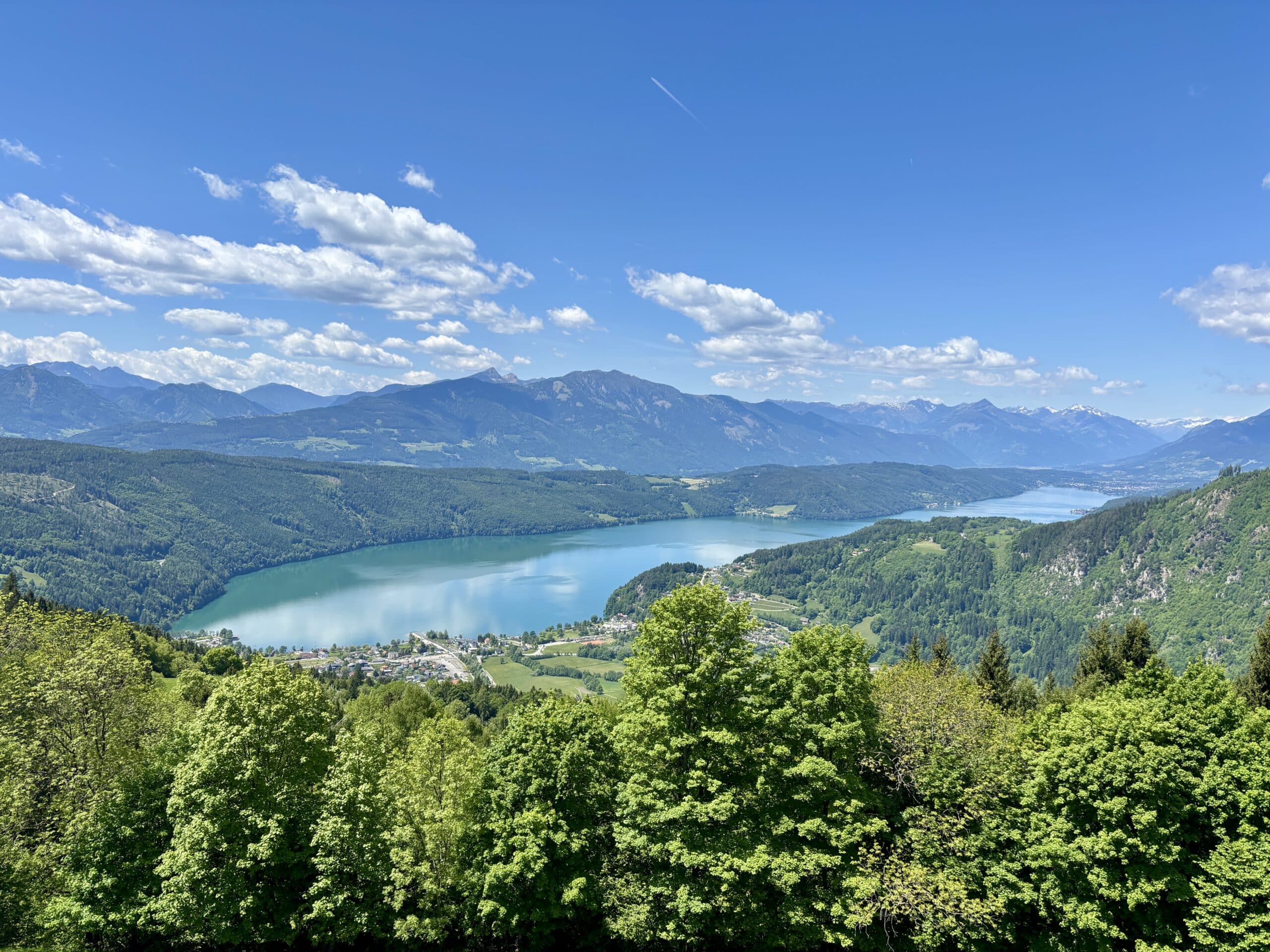Blick auf den Millstätter See umrahmt von Bergen