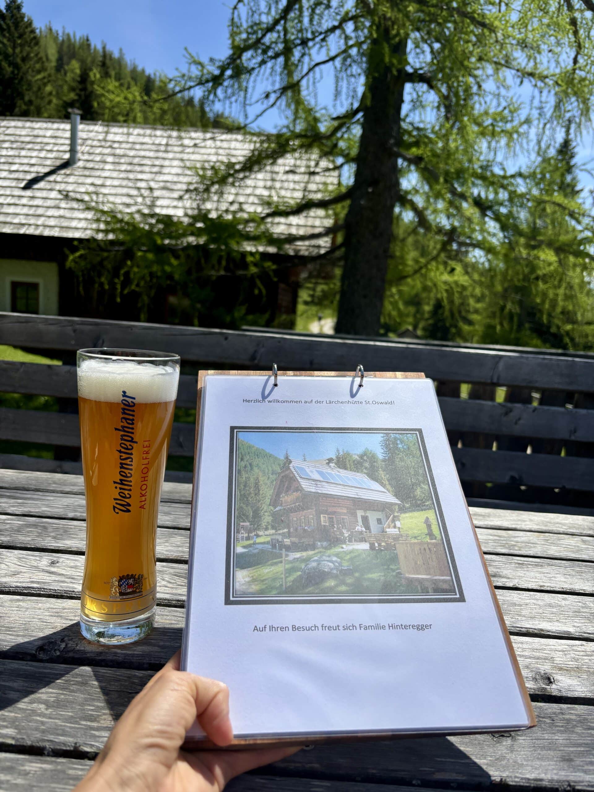 Speisekarte und Bier auf der Lärchenhütte
