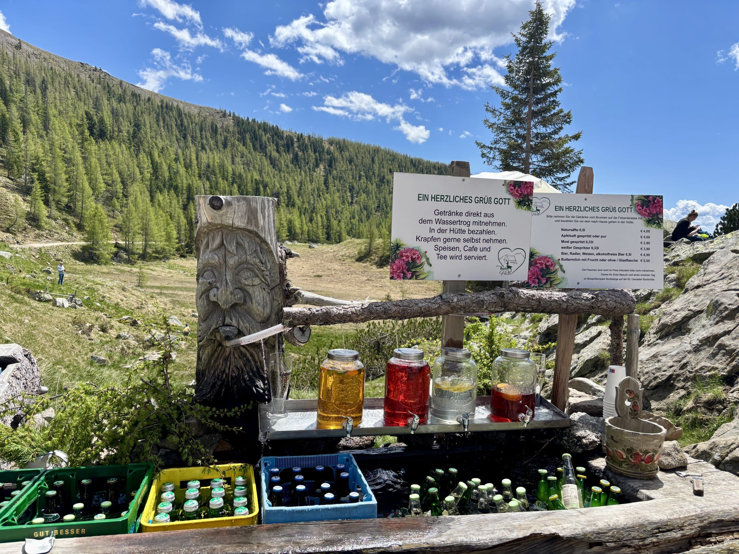 Brunnenbar auf Alm gefüllt mit Getränken; St.Oswalder Bockhütte