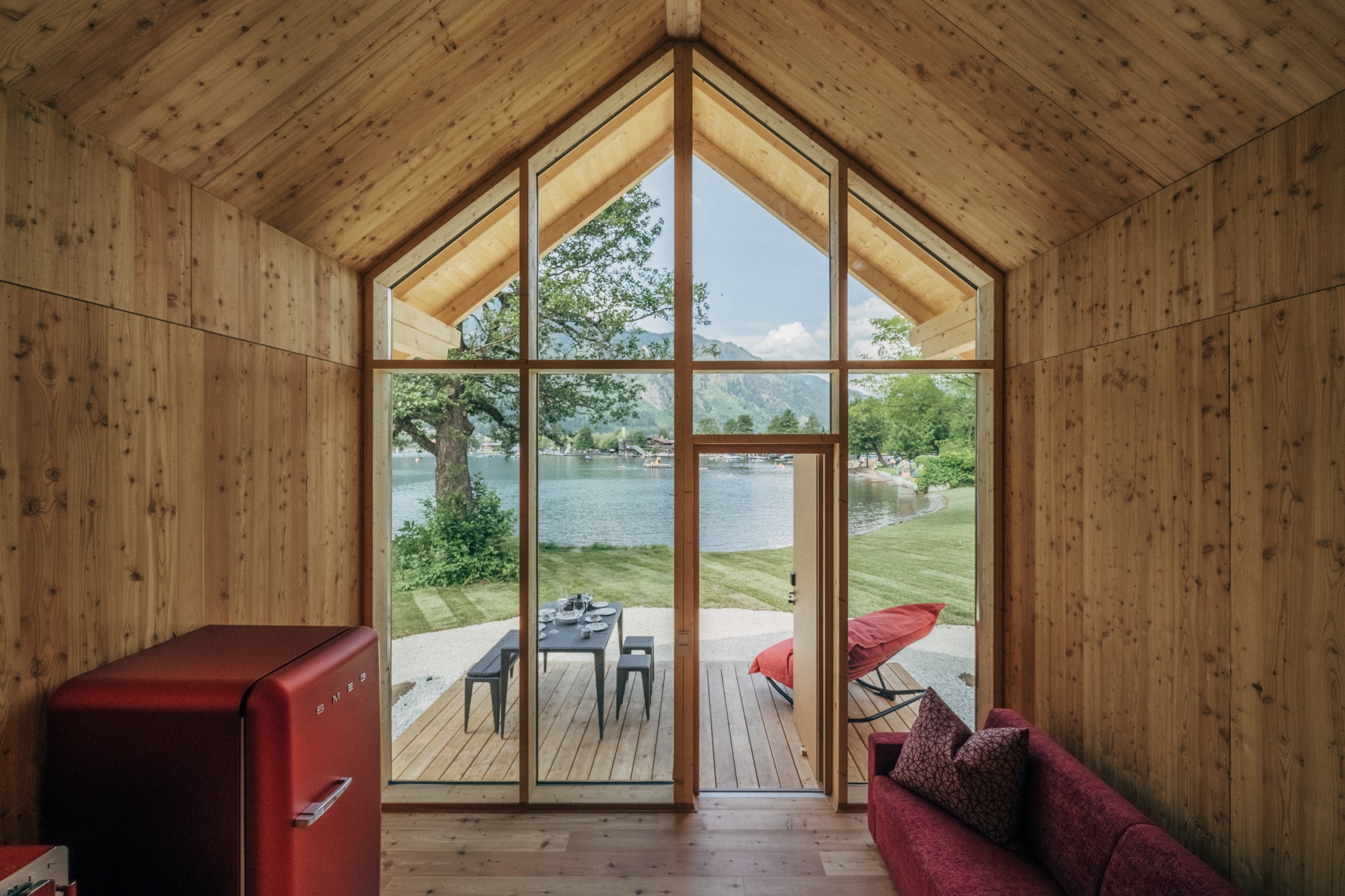 Tiny House am See aus Holz Innenansicht