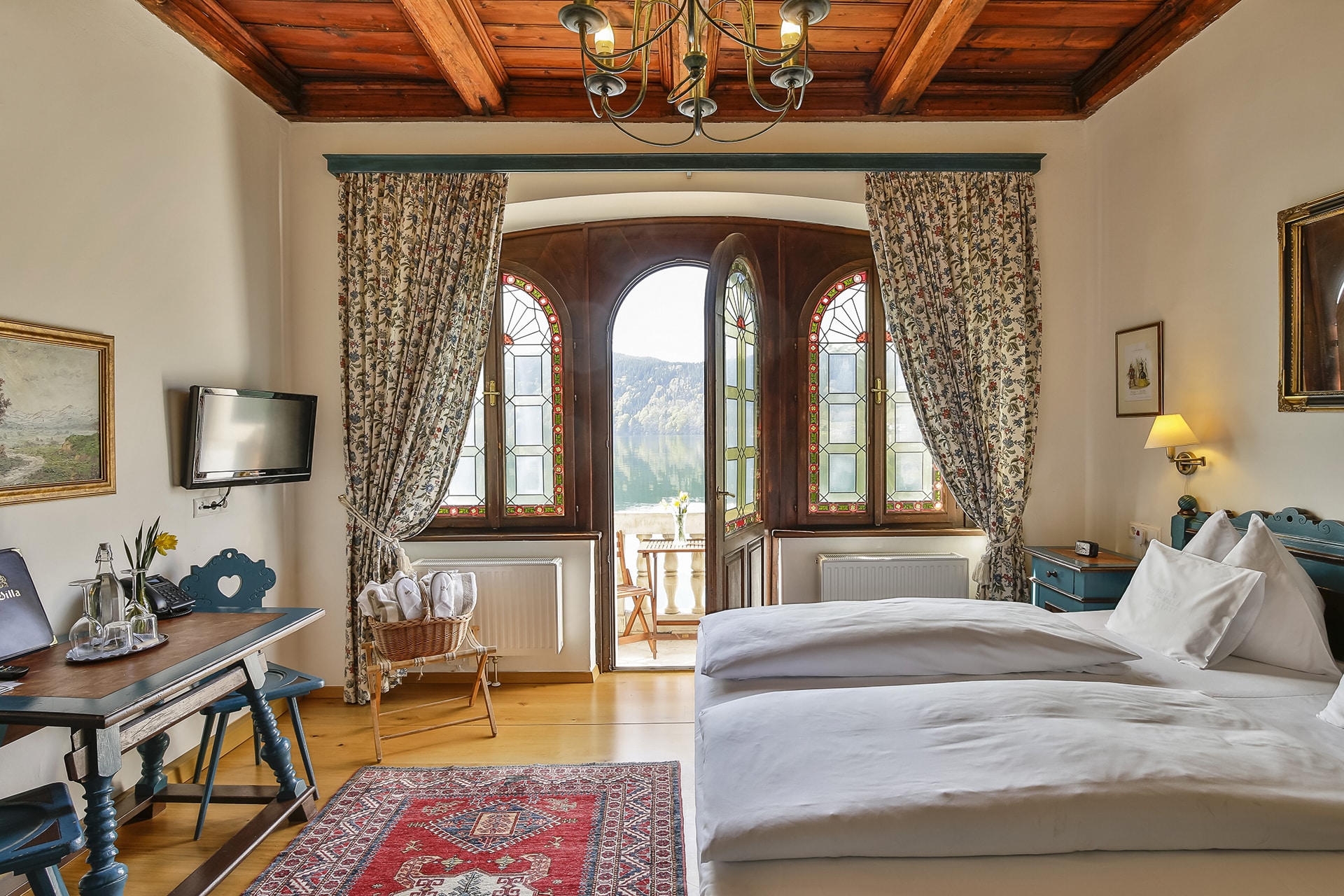 Zimmer in eleganter Einrichtung mit Seeblick, See-Villa Millstatt