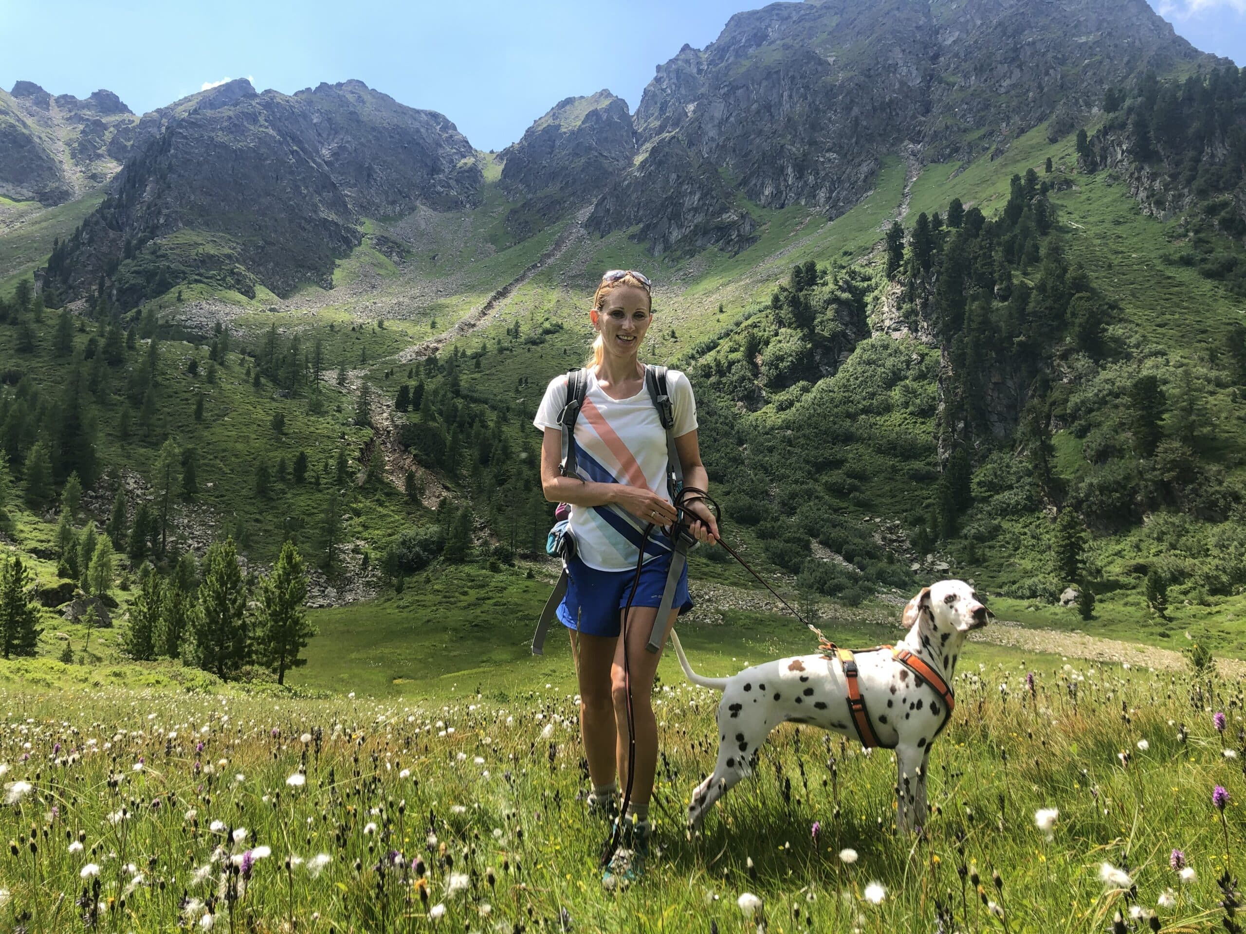 Frau wandert mit Hund in Berglandschaft zu den Zwiefler Seen