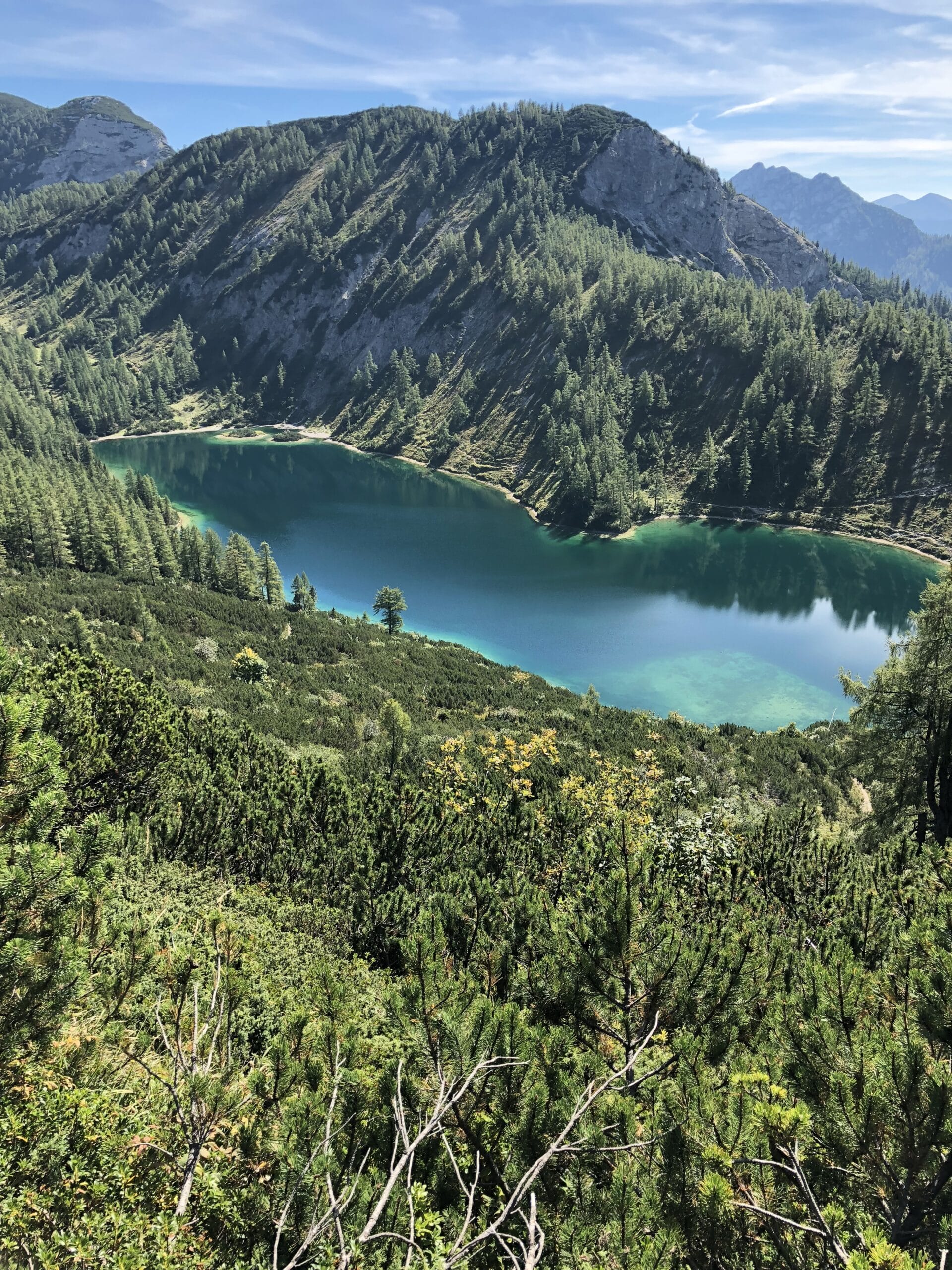 Blick auf Steirersee auf der Tauplitz; Bergsee umrahmt von Wald, Wiesen, Berg