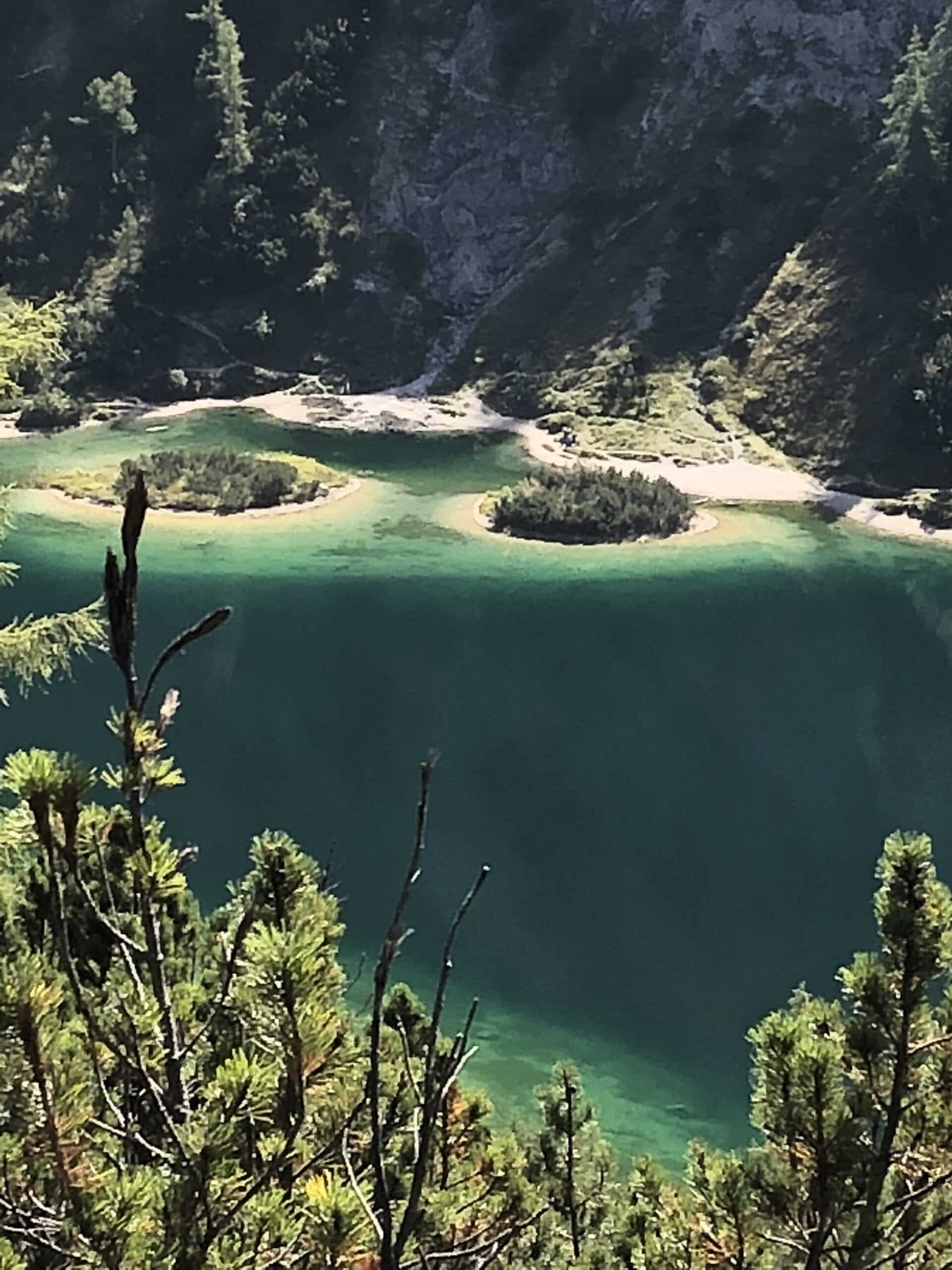 Inseln mit weißen Schotterbänken im Steirersee auf der Tauplitz