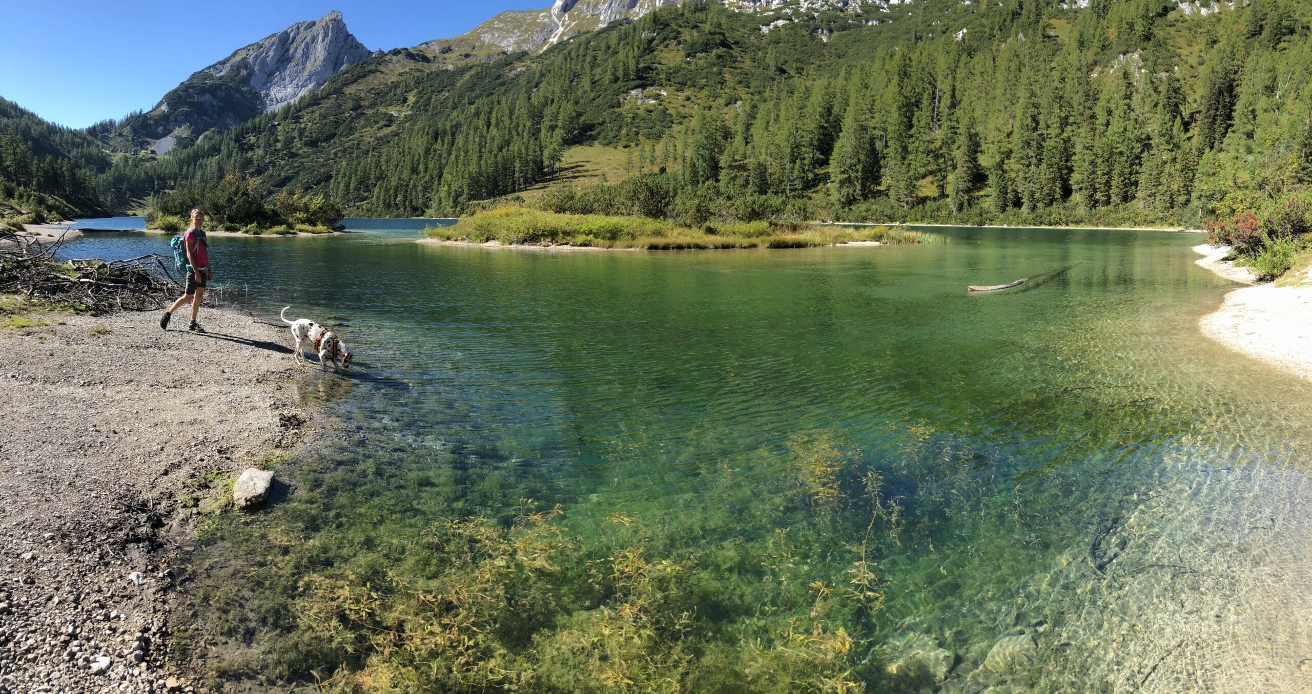 Steirersee auf der Tauplitz; Bergsee umgeben von Wald, Wiesen, Bergen