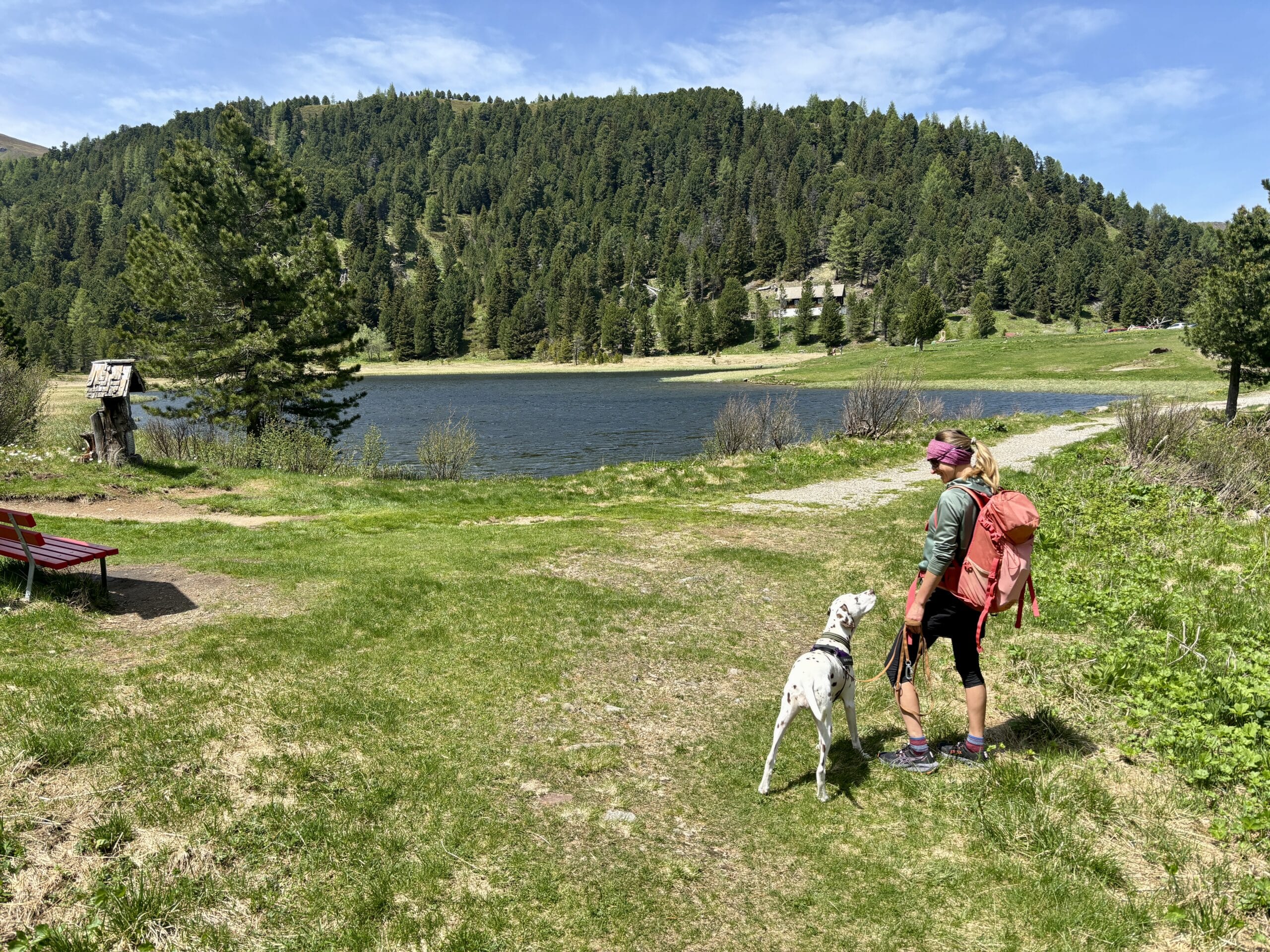 Frau steht mit Hund am Kleinen Winterleiten See