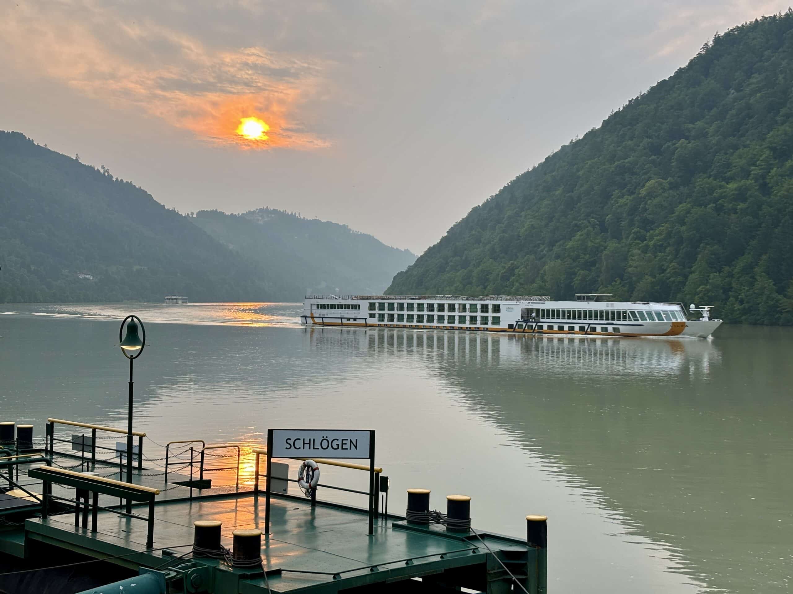Donau-Kreuzfahrtschiff im Sonnenuntergang Schlögener Schlinge