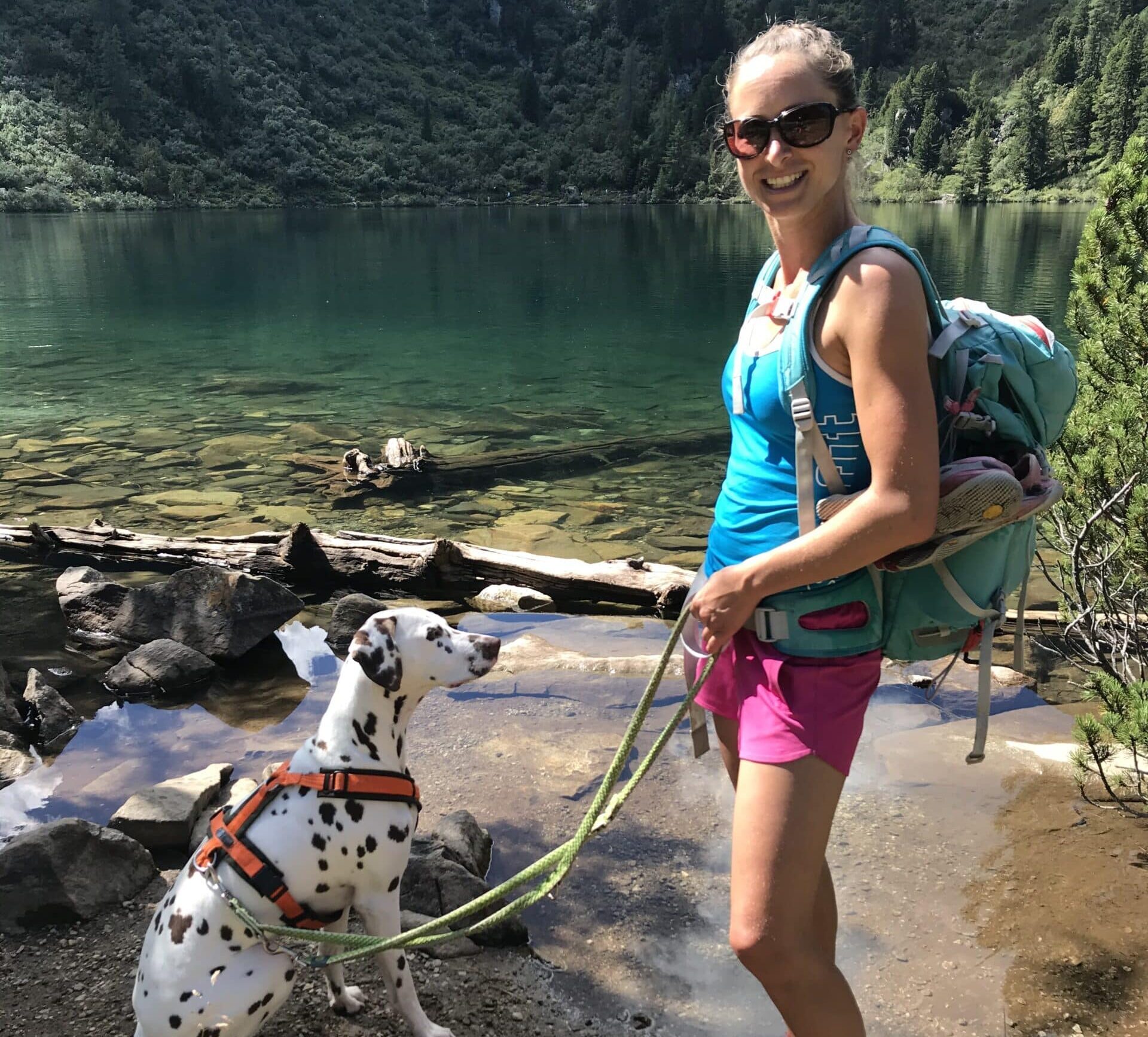 Frau steht mit Hund am Ufer am Großen Scheibel See in Hohentauern