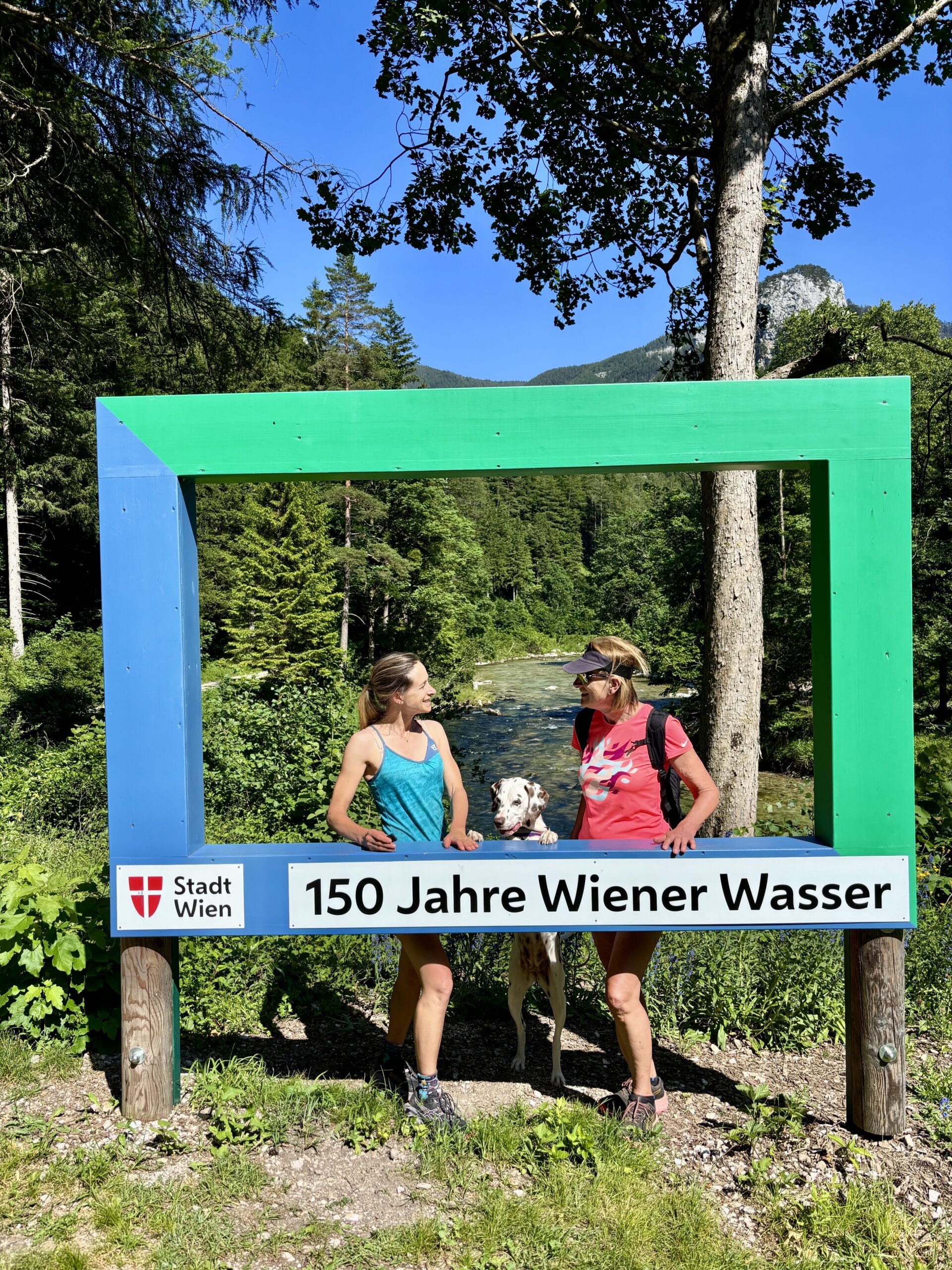 Zwei Frauen stehen in Rahmen, Fotopoint 1. Wiener Wasserleitungsweg