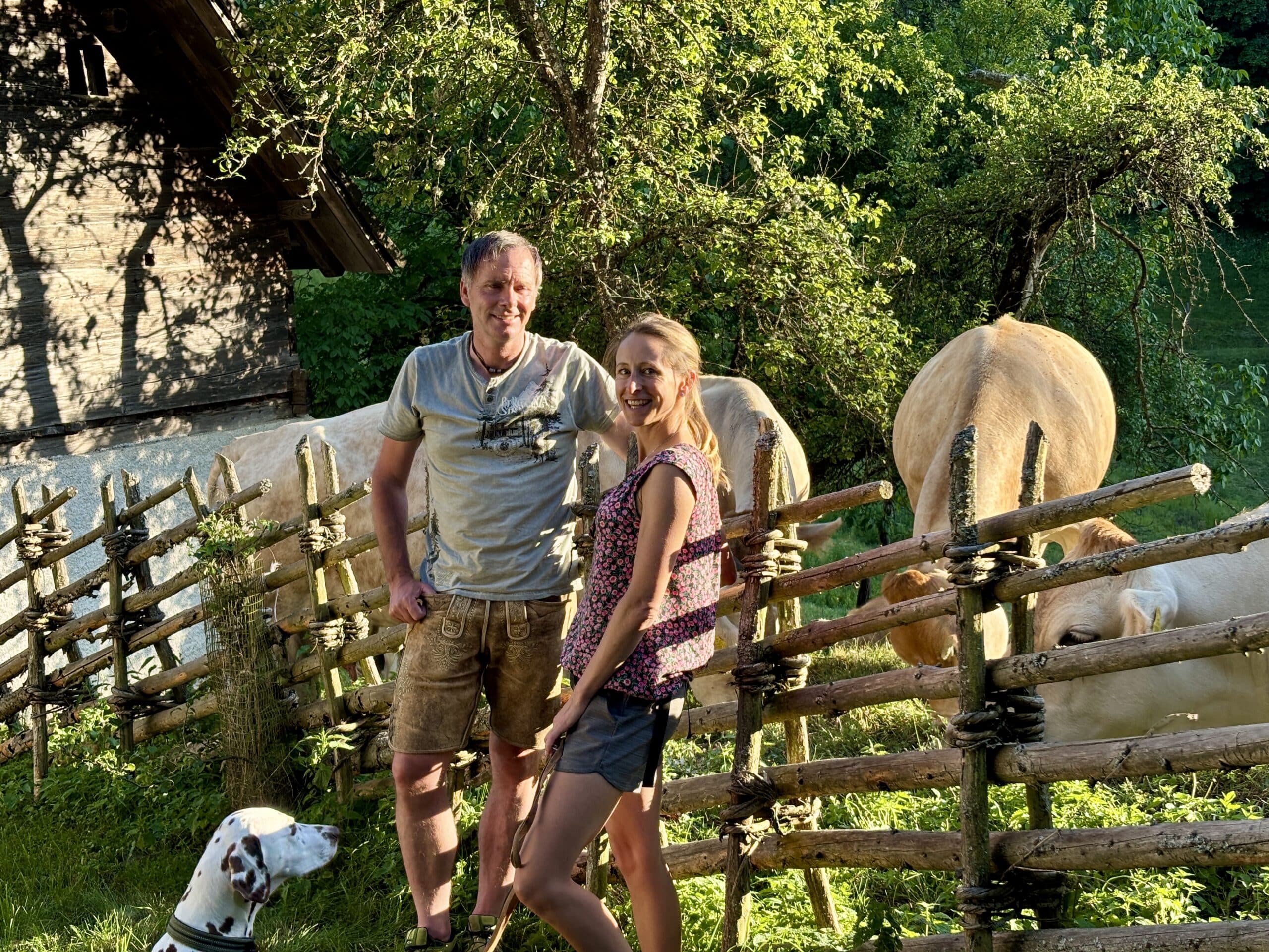Sonja Stocker und Reinhold Piller mit Dalmatinerhündin Serena auf der Alm; Kühe