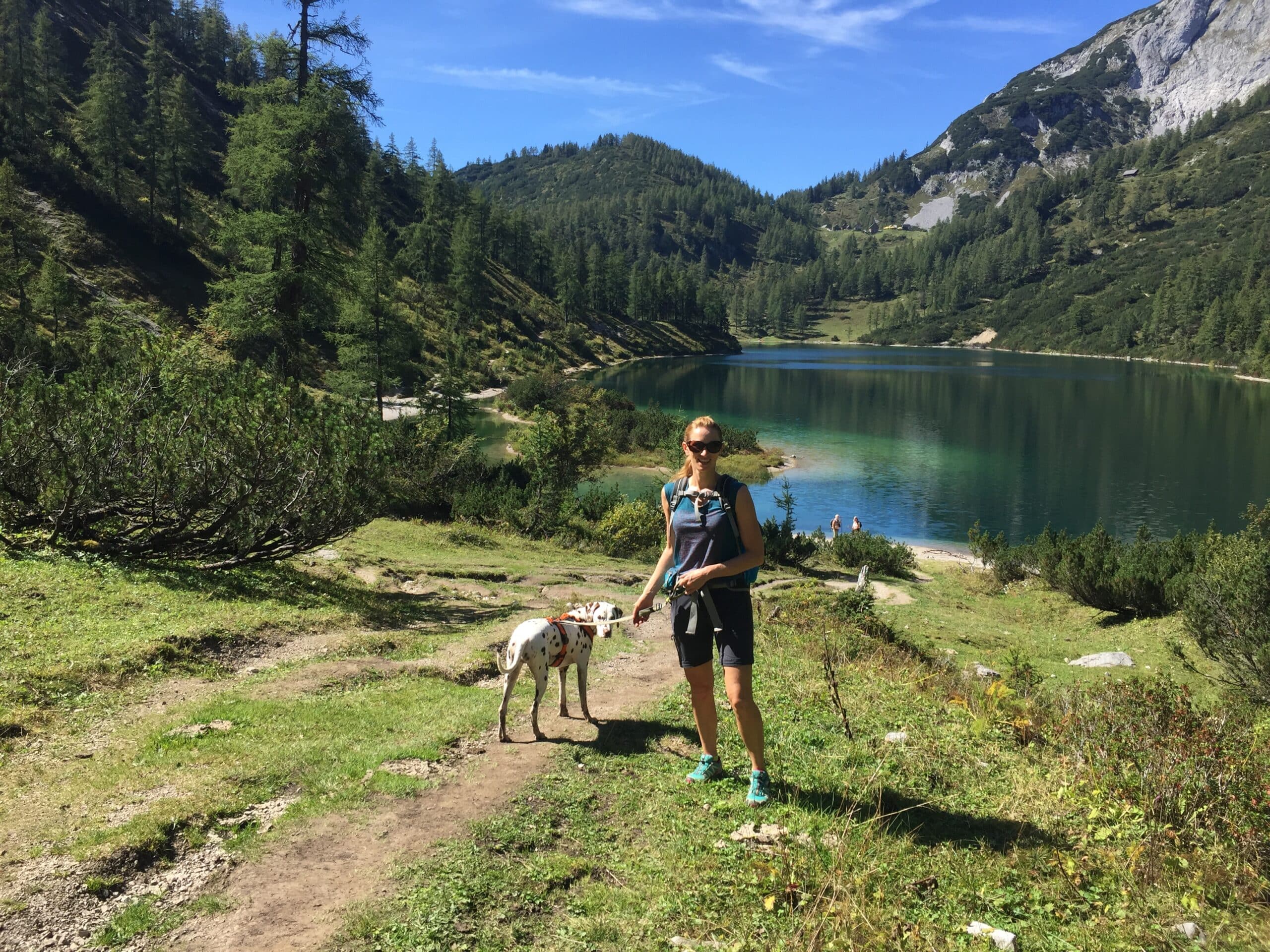 Frau wandert mit Hund; Steirersee auf der Tauplitz