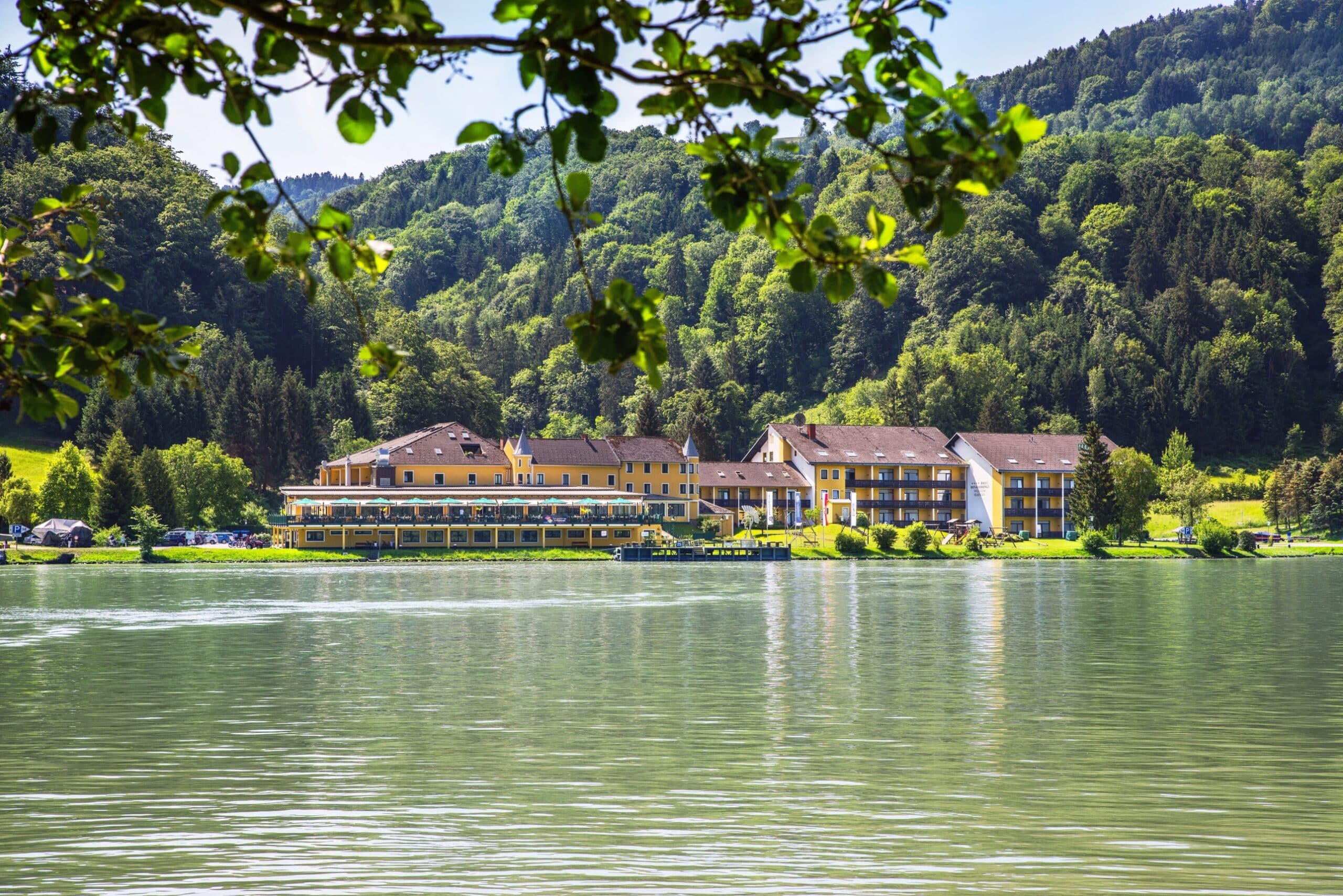 Riverresort Donauschlinge Außenansicht vom Donauufer aus