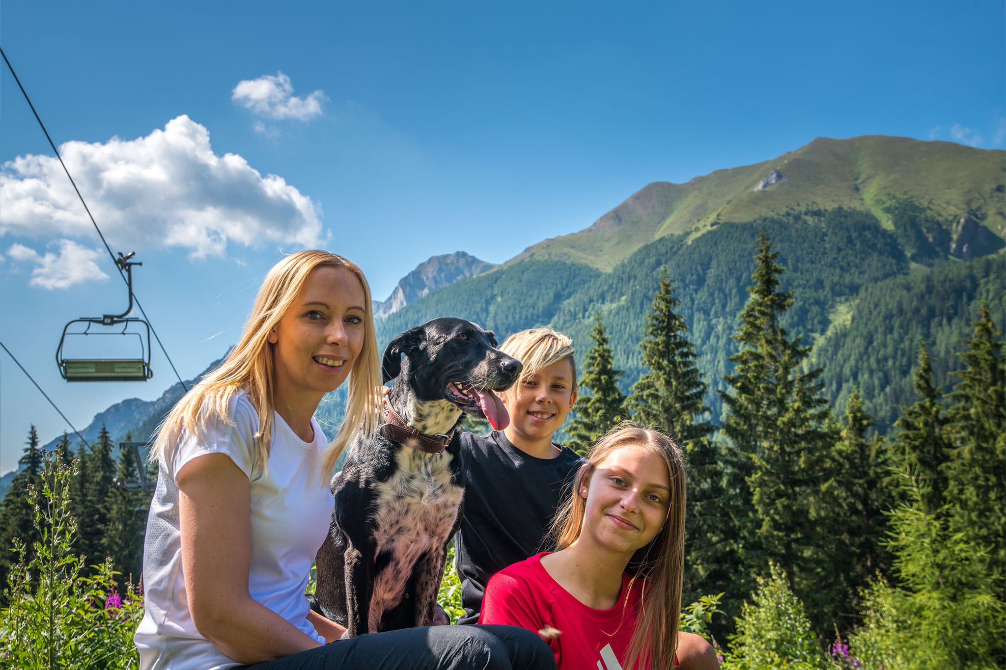 Urlaub mit Hund im Hüttendorf Präbichl; Familie mit Hund