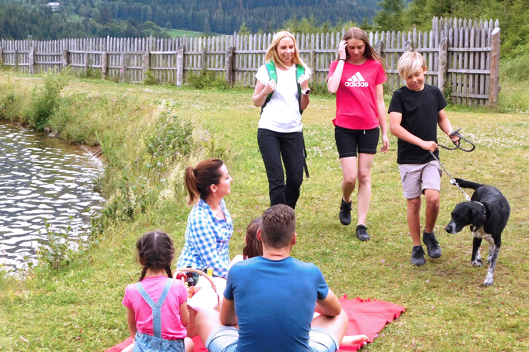 Urlaub mit Hund im Hüttendorf Präbichl, Familie im Garten