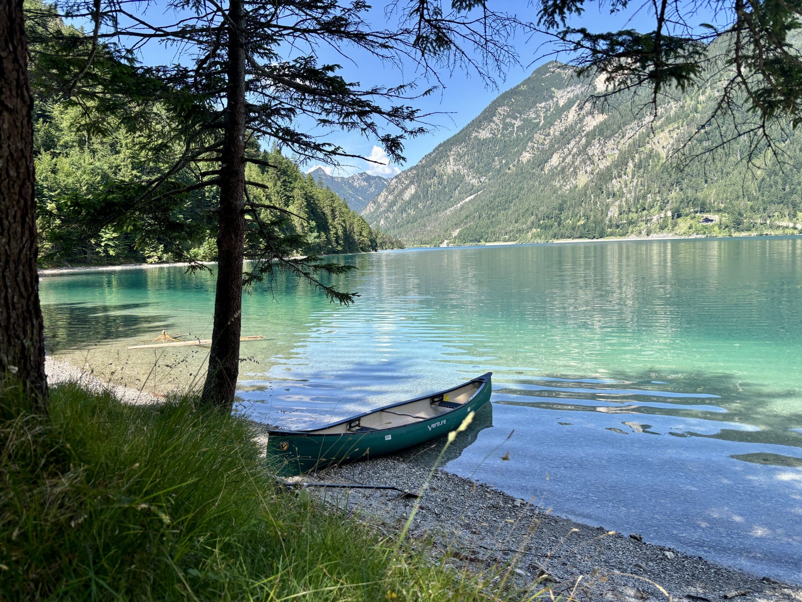 Plansee Rundweg mit Hund; Kanu am Ufer