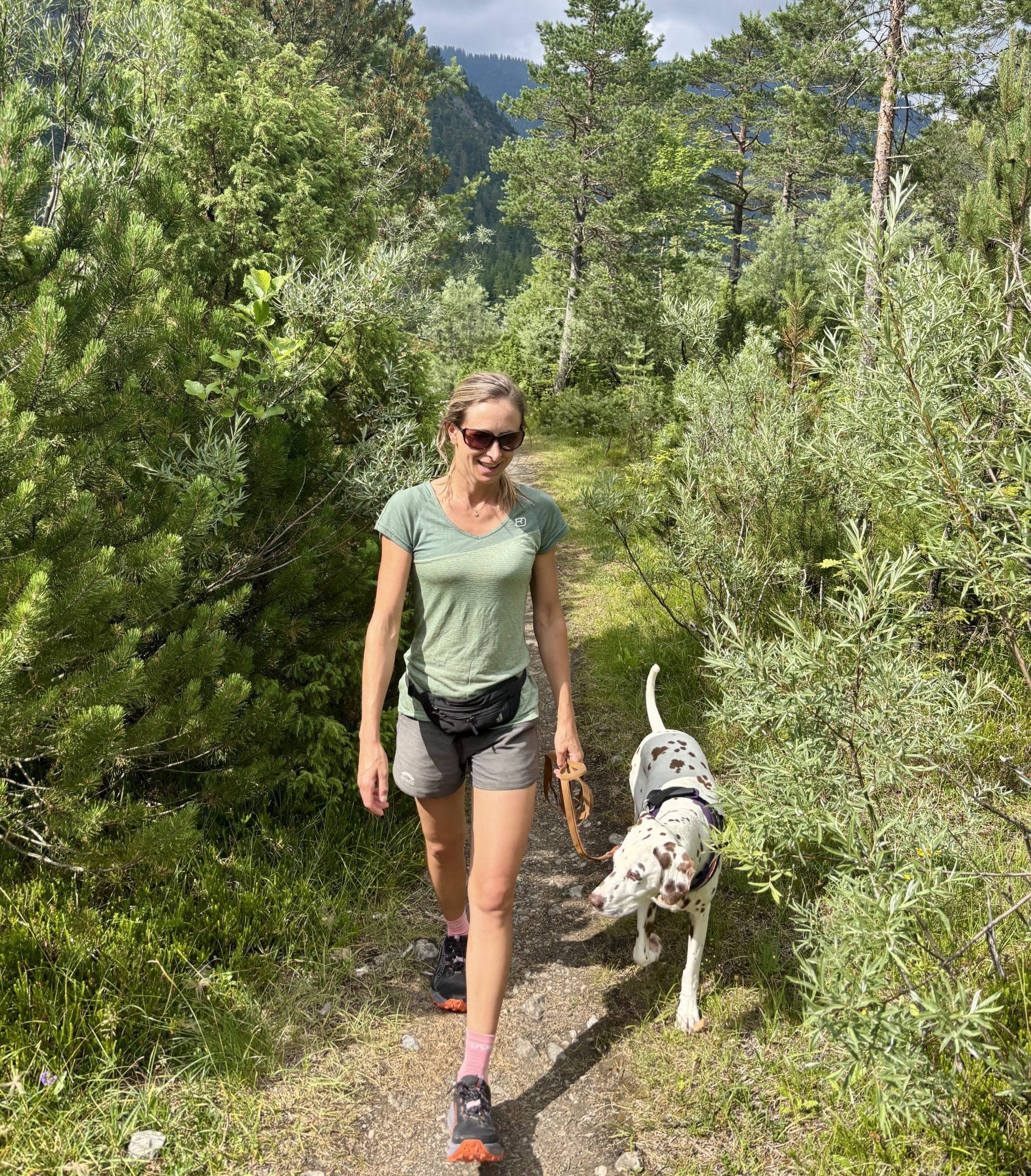 Rundwanderweg Heiterwanger See Frau wandert mit Hund