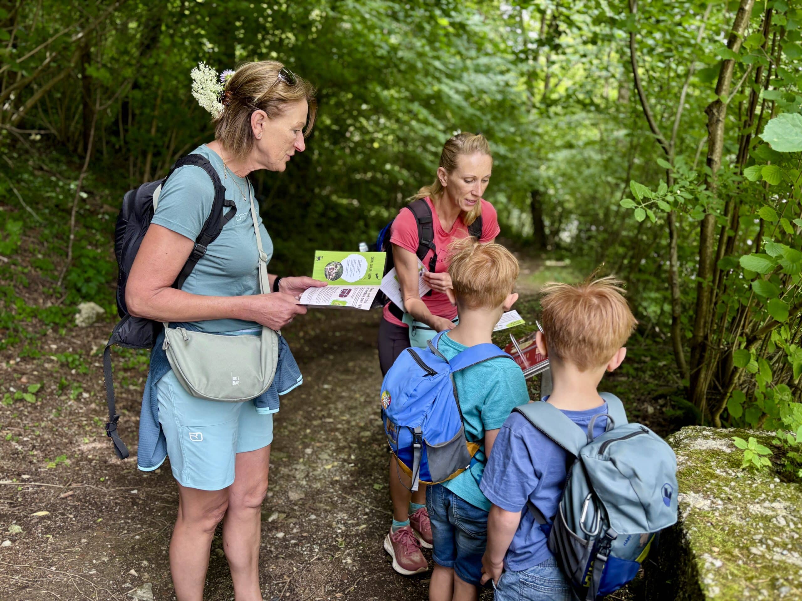 Erlebnispfad Rein in den Wald; Rein bei Graz; 2 Frauen und 2 Kinder informieren sich bei Infostation