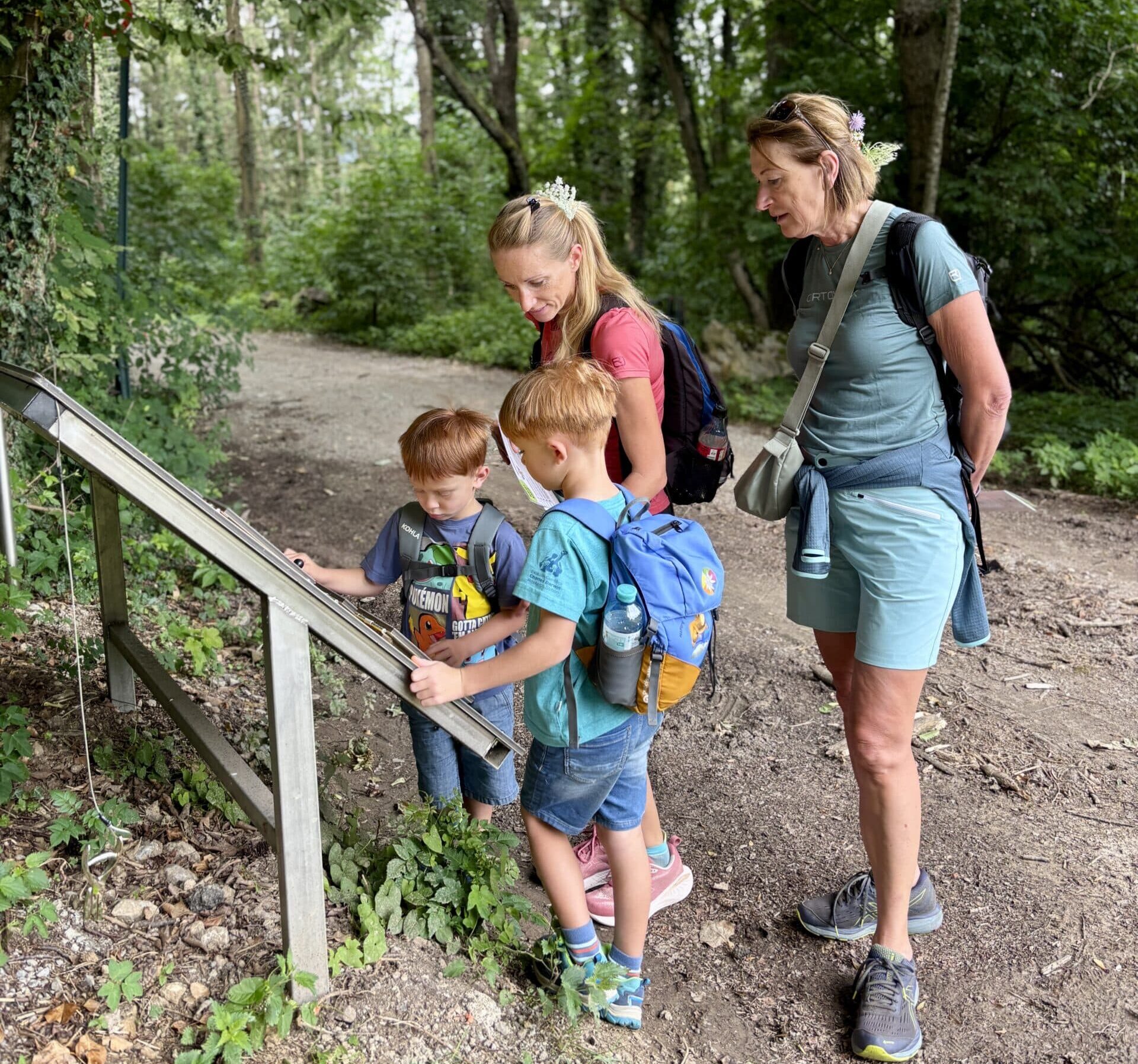 Erlebnispfad Rein in den Wald; Rein bei Graz; 2 Frauen und 2 Kinder vor Infotafel