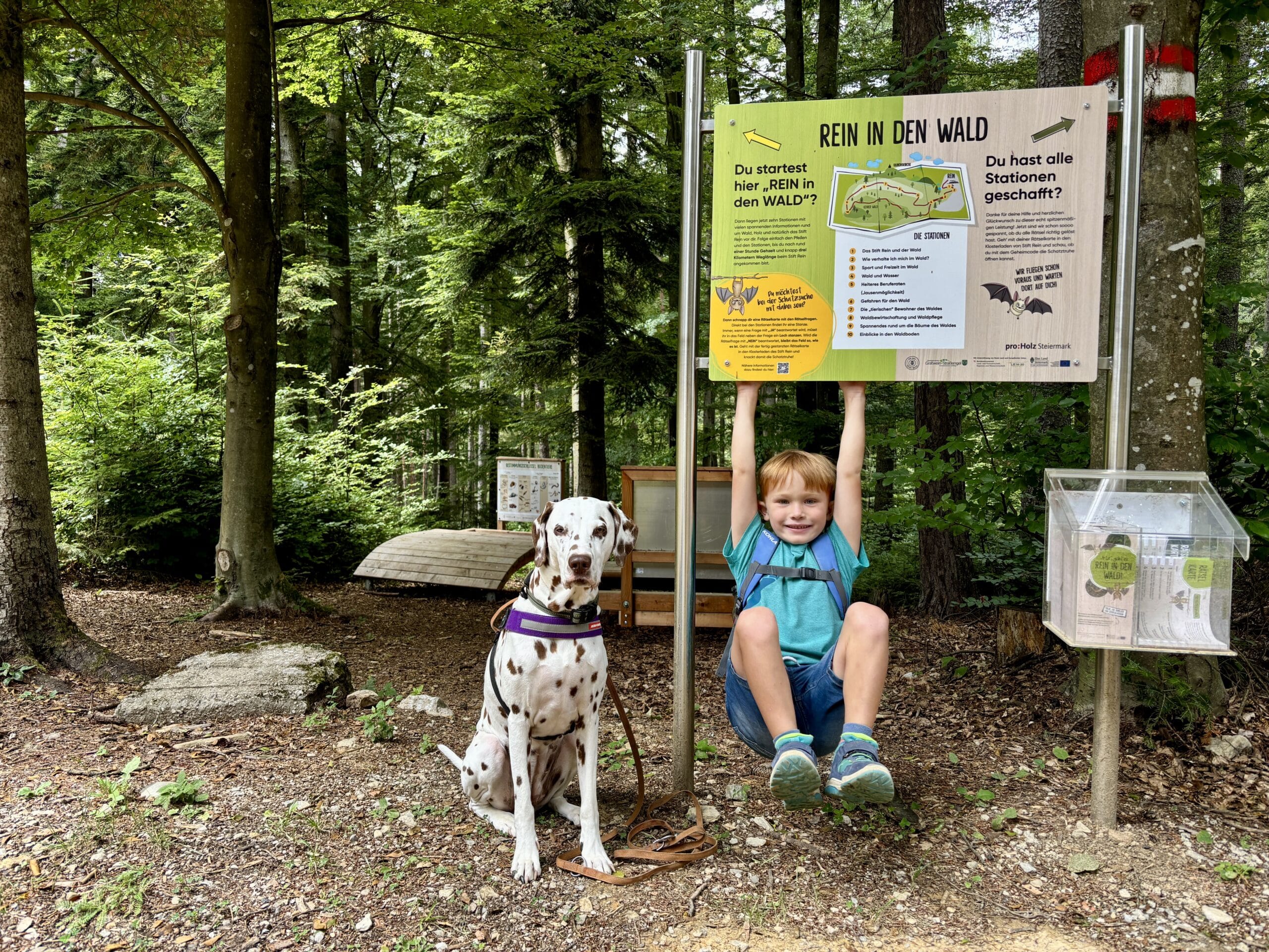 Erlebnispfad Rein in den Wald; Rein bei Graz; Hund und Kind vor Infotafel