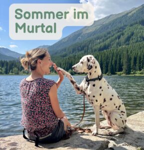 Urlaub mit Hund im Murtal; Frau mit Hund am Ingeringsee im Murtal