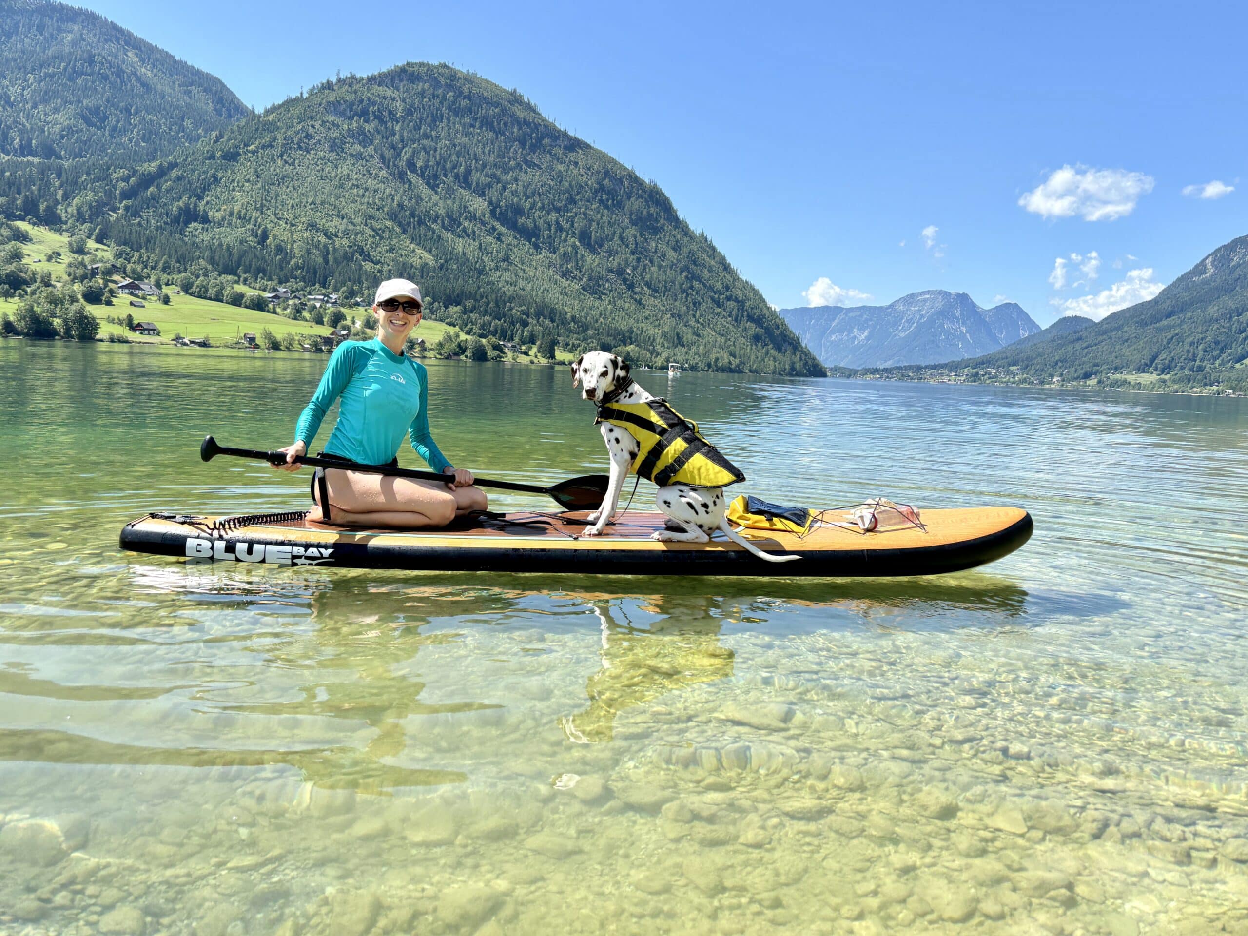 SUP mit Hund; Frau mit Hund auf Stand Up Paddle am Grundlsee