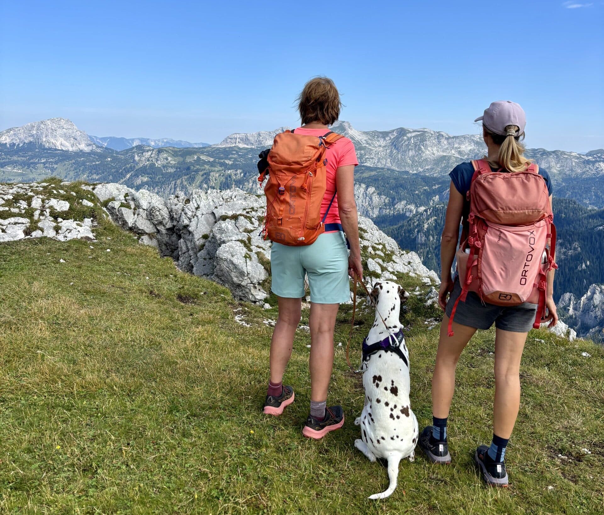 Edelweißboden Wandern mit Hund; Zwei Frauen mit Hund am Edelweißboden