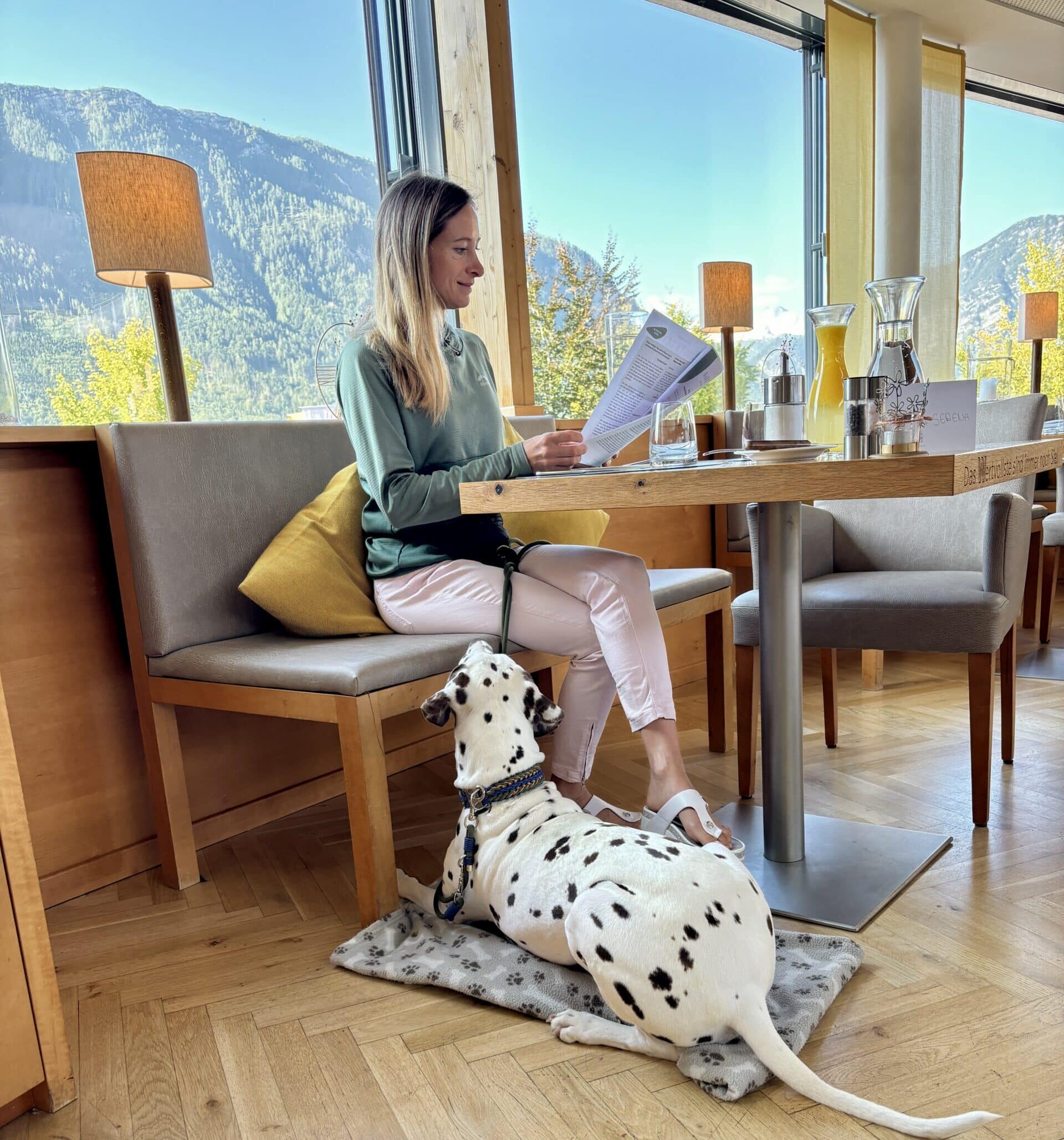Frau mit Hund beim Frühstück im Hotel Die Wasnerin am Tisch