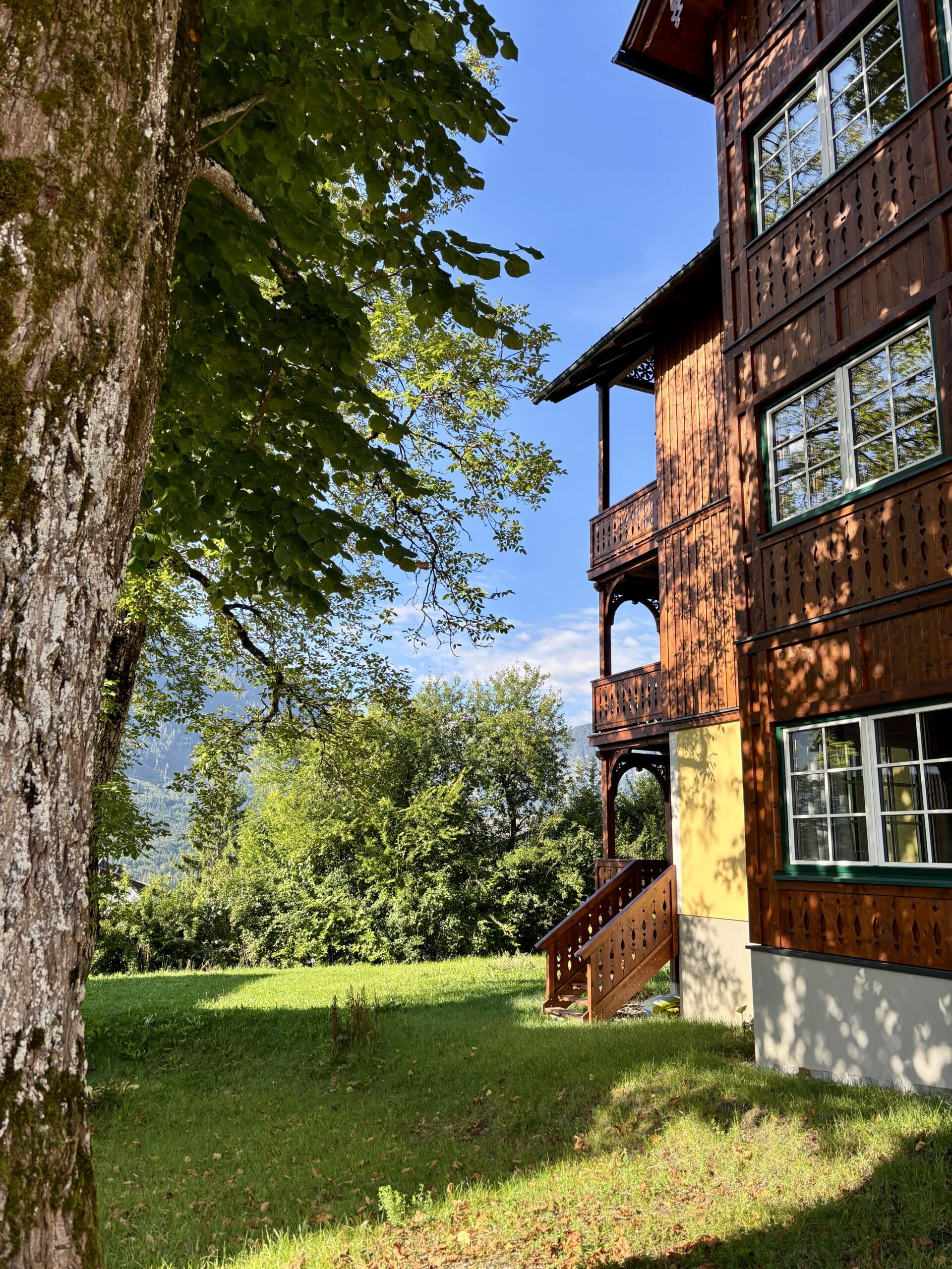 Dachstein Residenz Außenansicht; Landhaus im Ausseer Stil