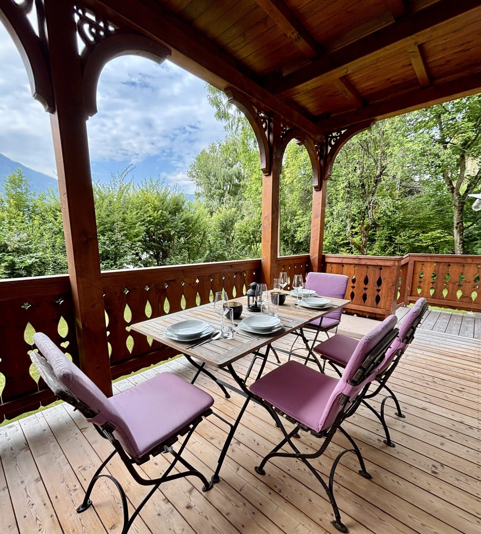 Terrasse mit Gartenmöbel, gedeckter Tisch Dachstein Residenz