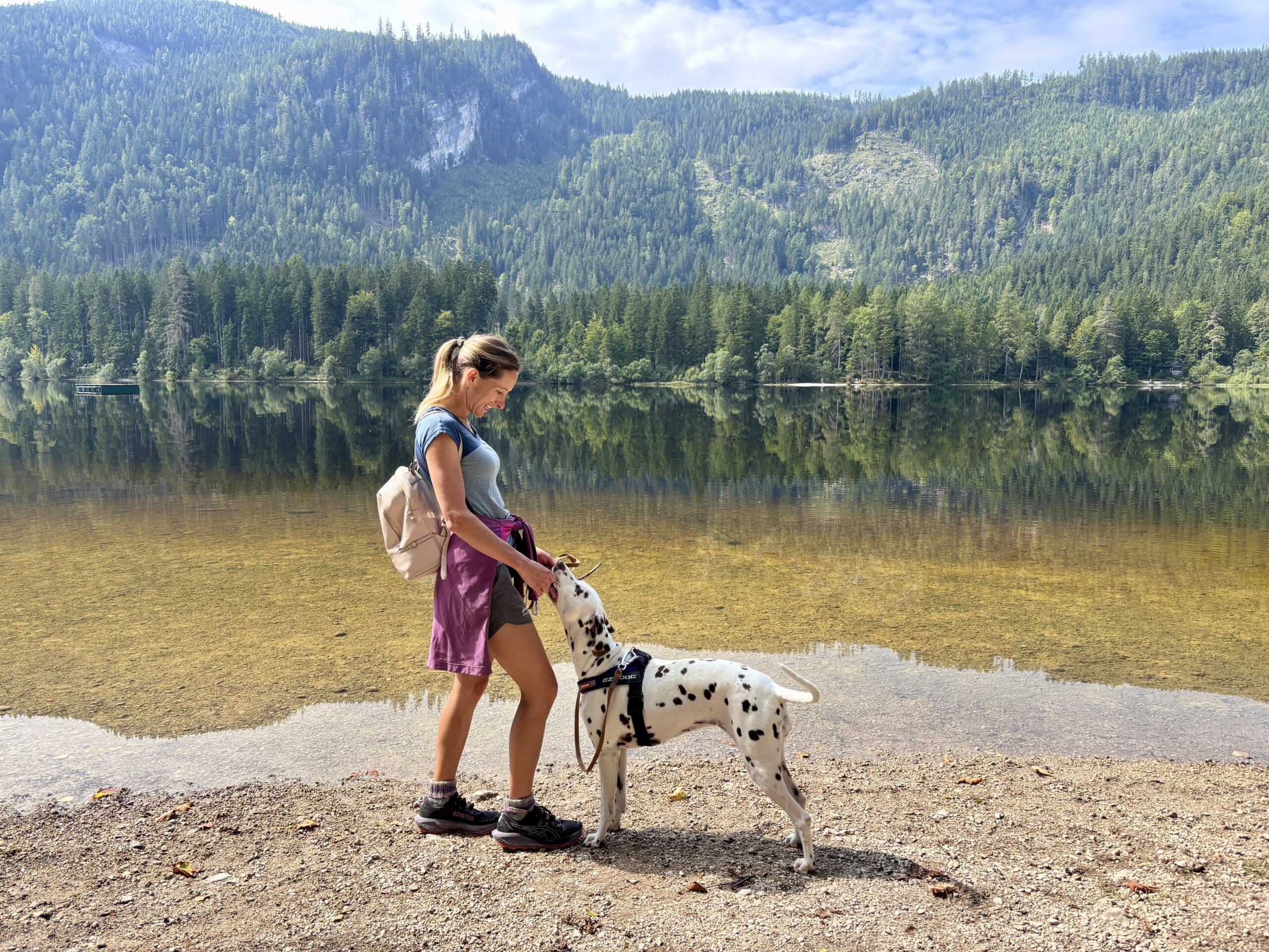 Frau mit Hund am Ufer Ödensee