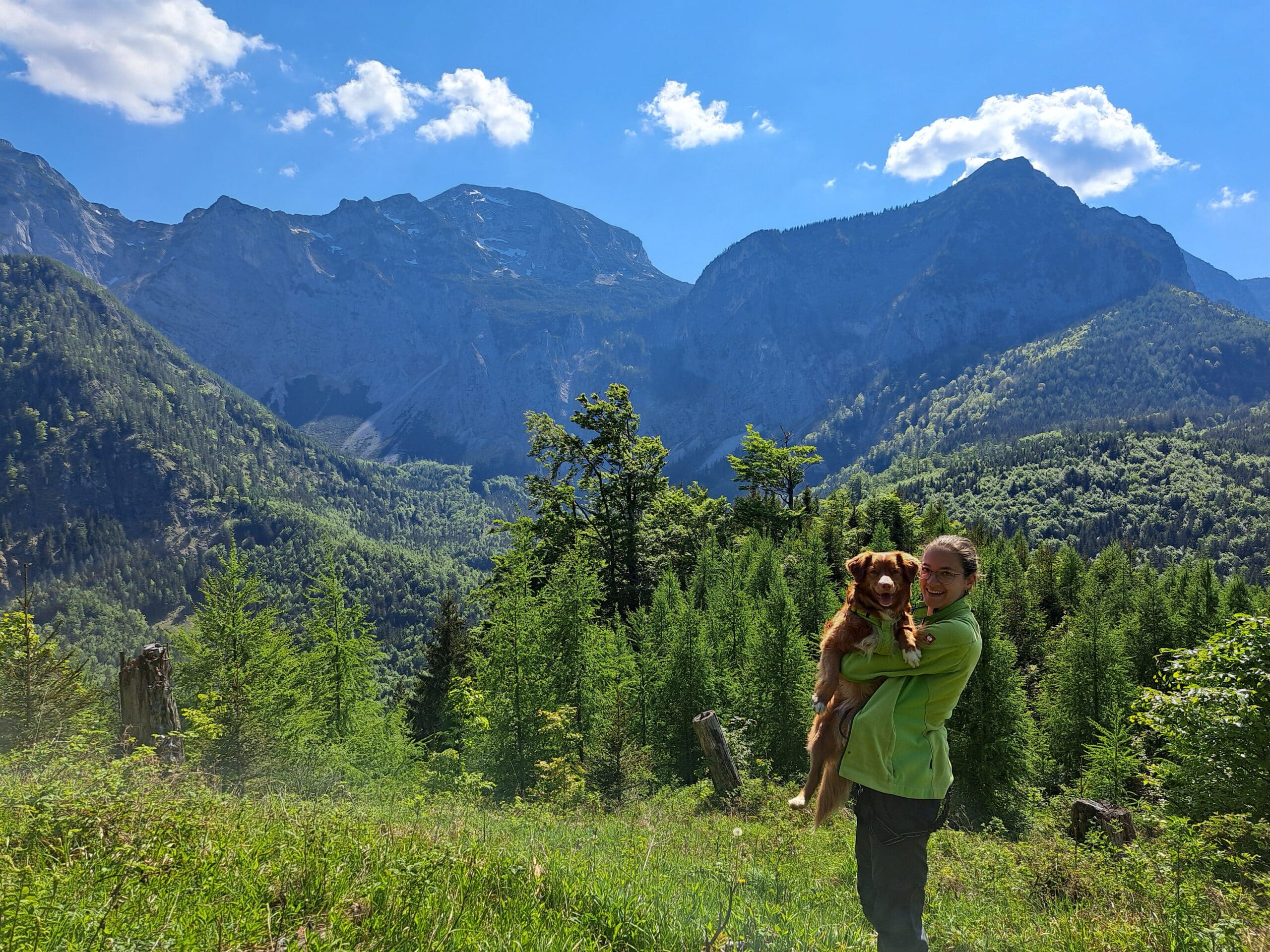 Frau mit Hund am Weg zum Signalkogel